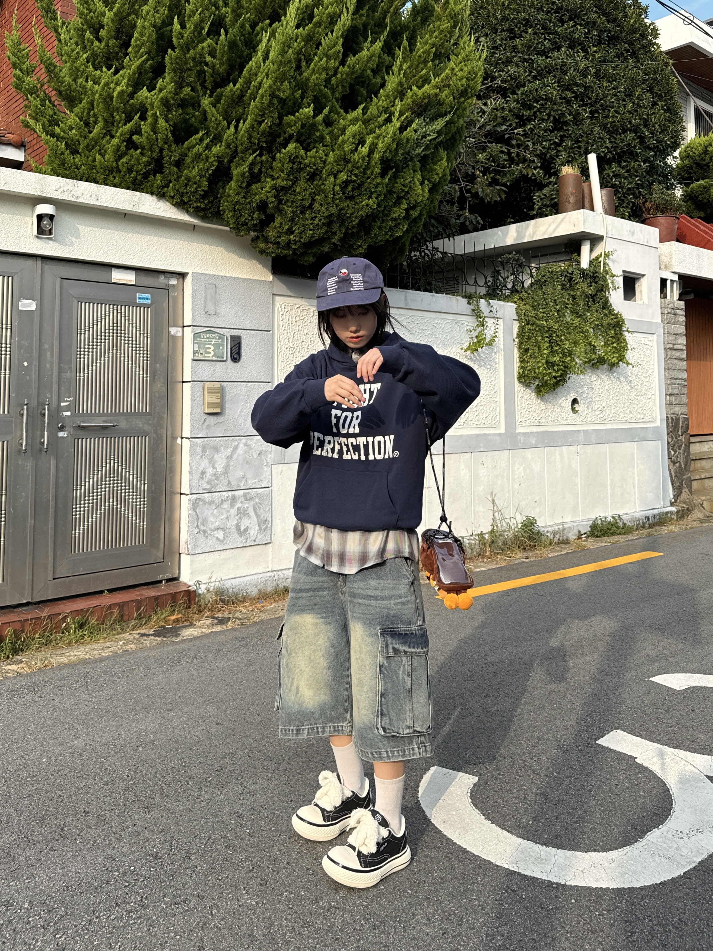 BAPE Baby Milo Plush Cross Bag Brown 착용 스타일 - 4