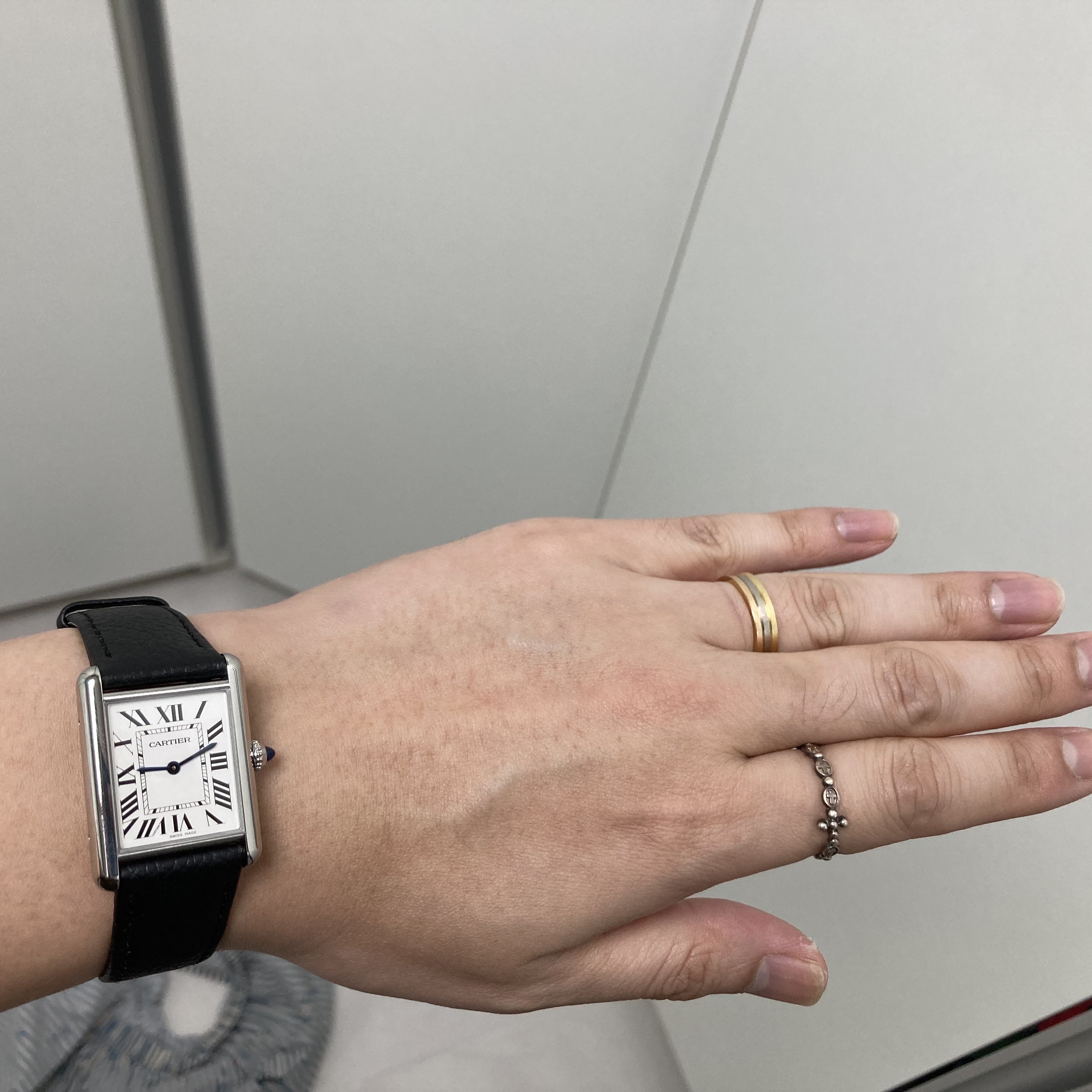 Cartier Tank Must Watch Large Quartz Steel Calfskin Black 착용 스타일