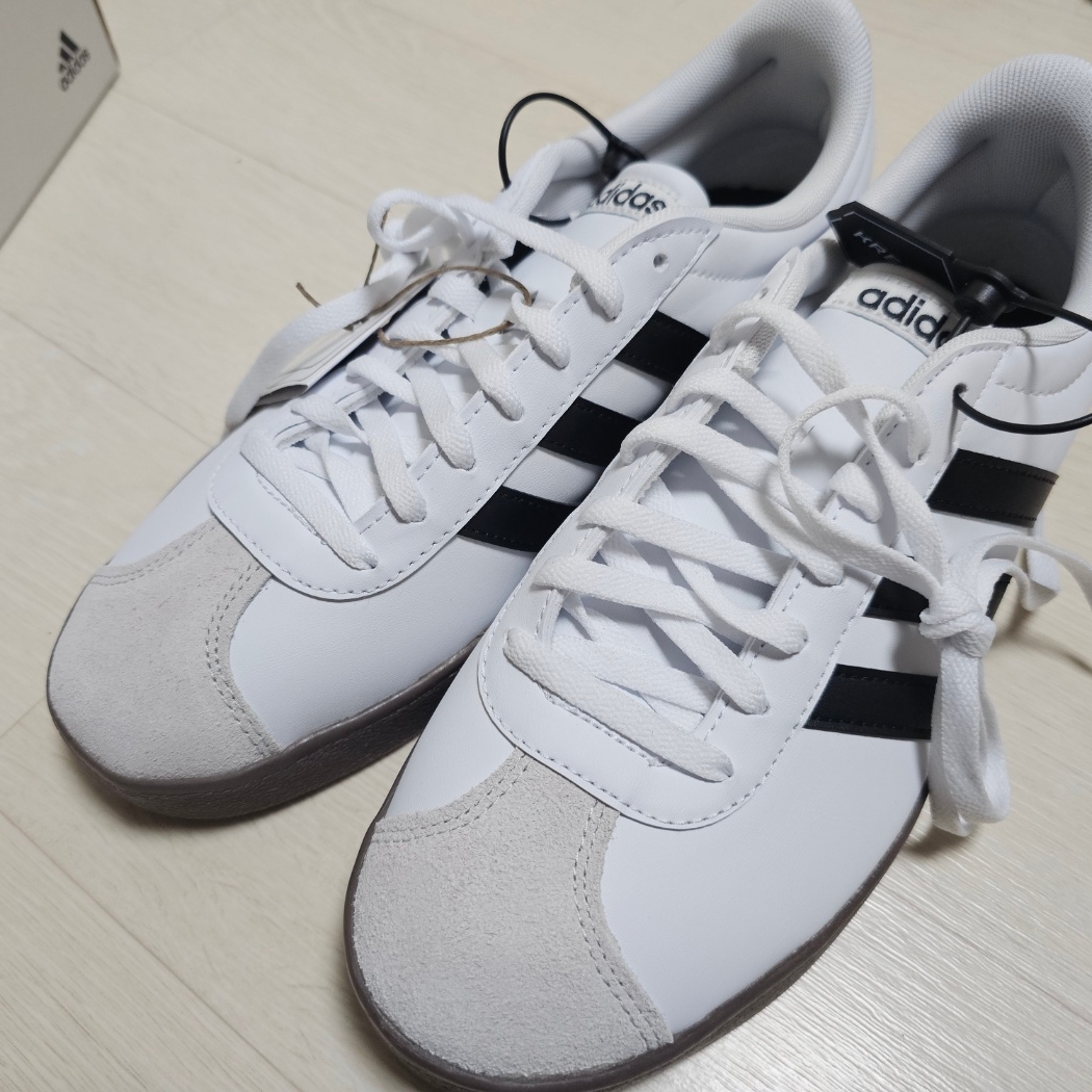 Adidas VL Court Base Cloud White Core Black 착용 스타일