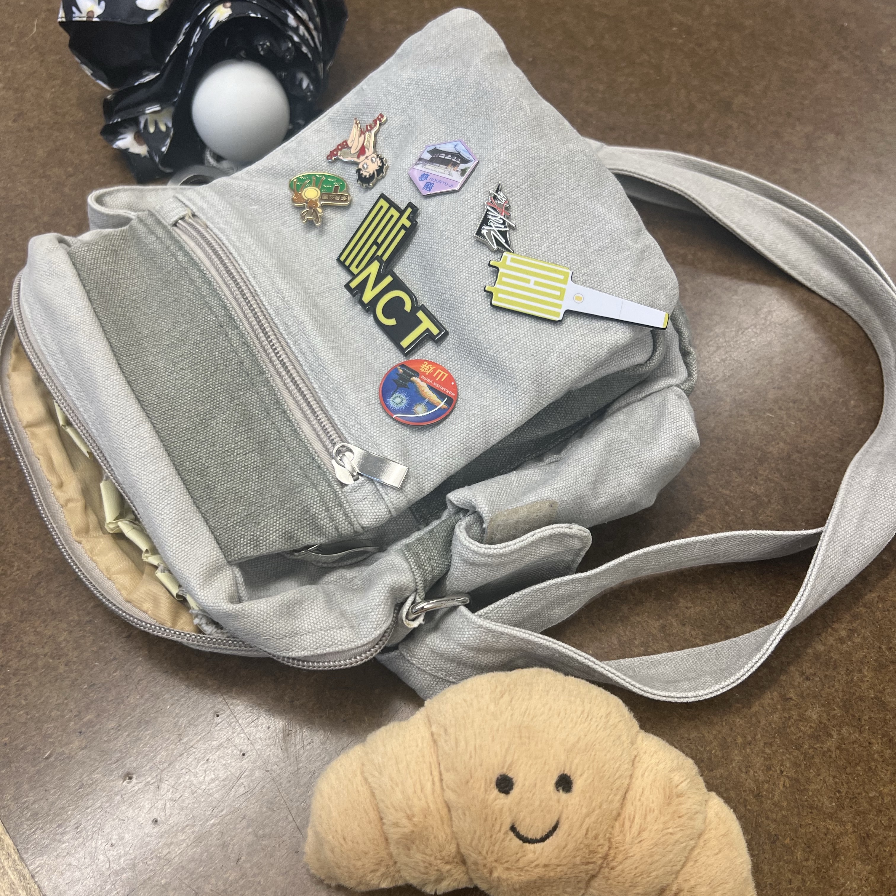 Jellycat Amuseable Croissant Bag Charm Brown 착용 스타일