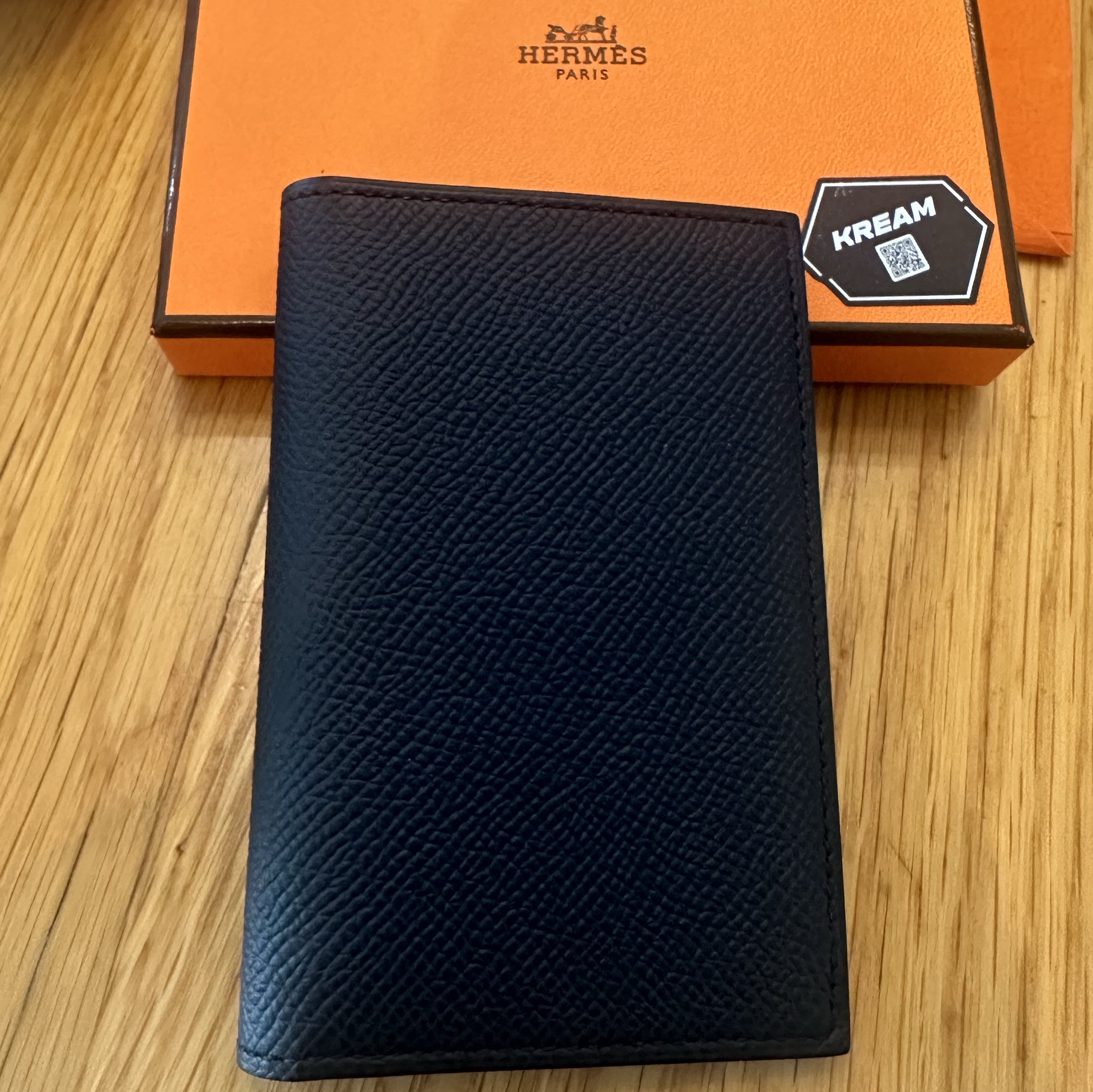 Hermes MC² Euclide Card Holder Epsom & Bleu Indigo, Hermes MC² Euclide Card Holder Epsom & Etoupe 착용 스타일 - 2