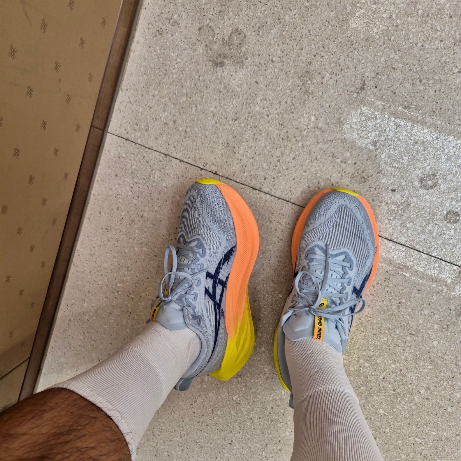 Asics Superblast 2 Paris Cool Grey Safety Yellow 착용 스타일 - 2