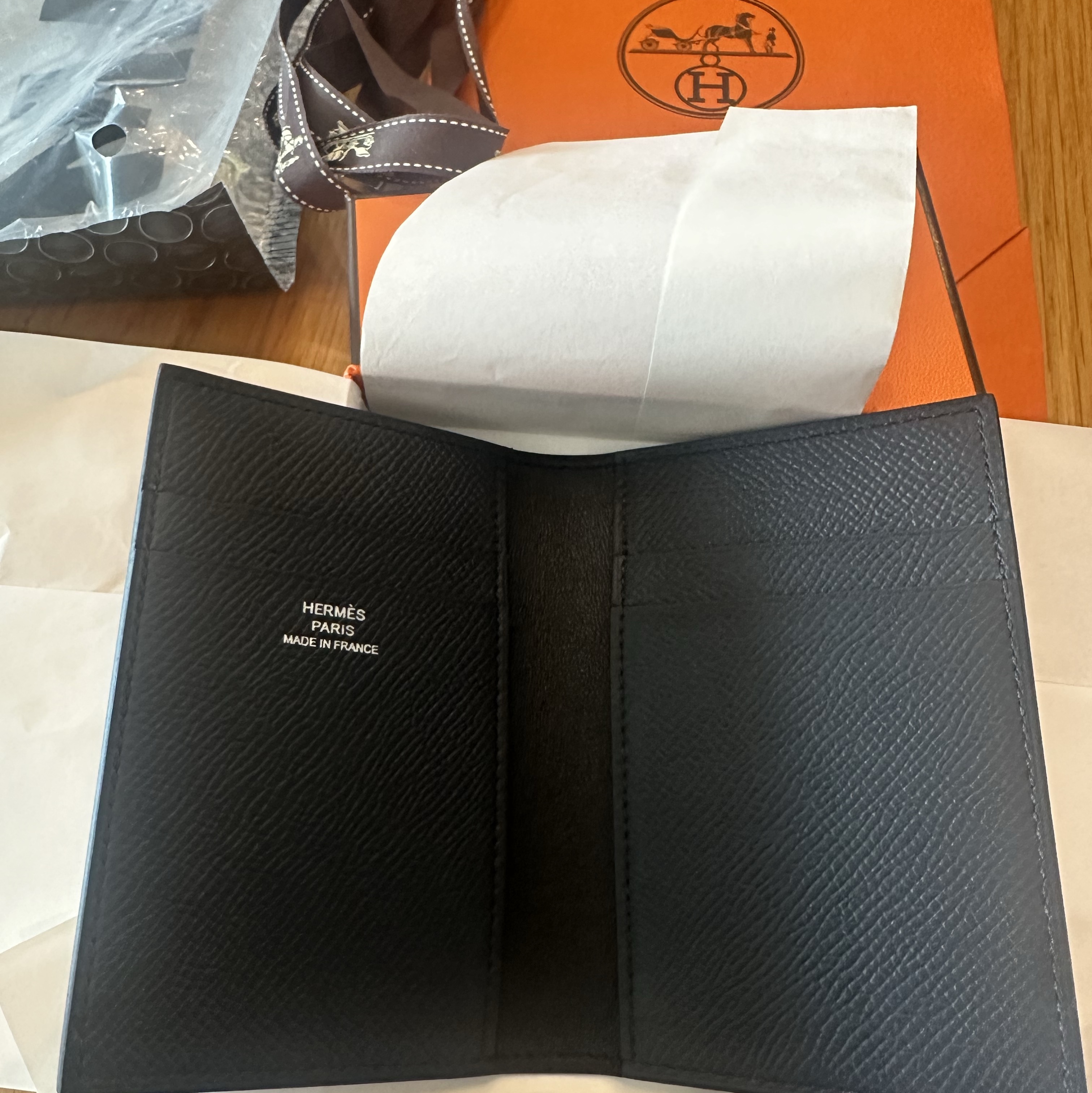 Hermes MC² Euclide Card Holder Epsom & Bleu Indigo, Hermes MC² Euclide Card Holder Epsom & Etoupe 착용 스타일 - 1