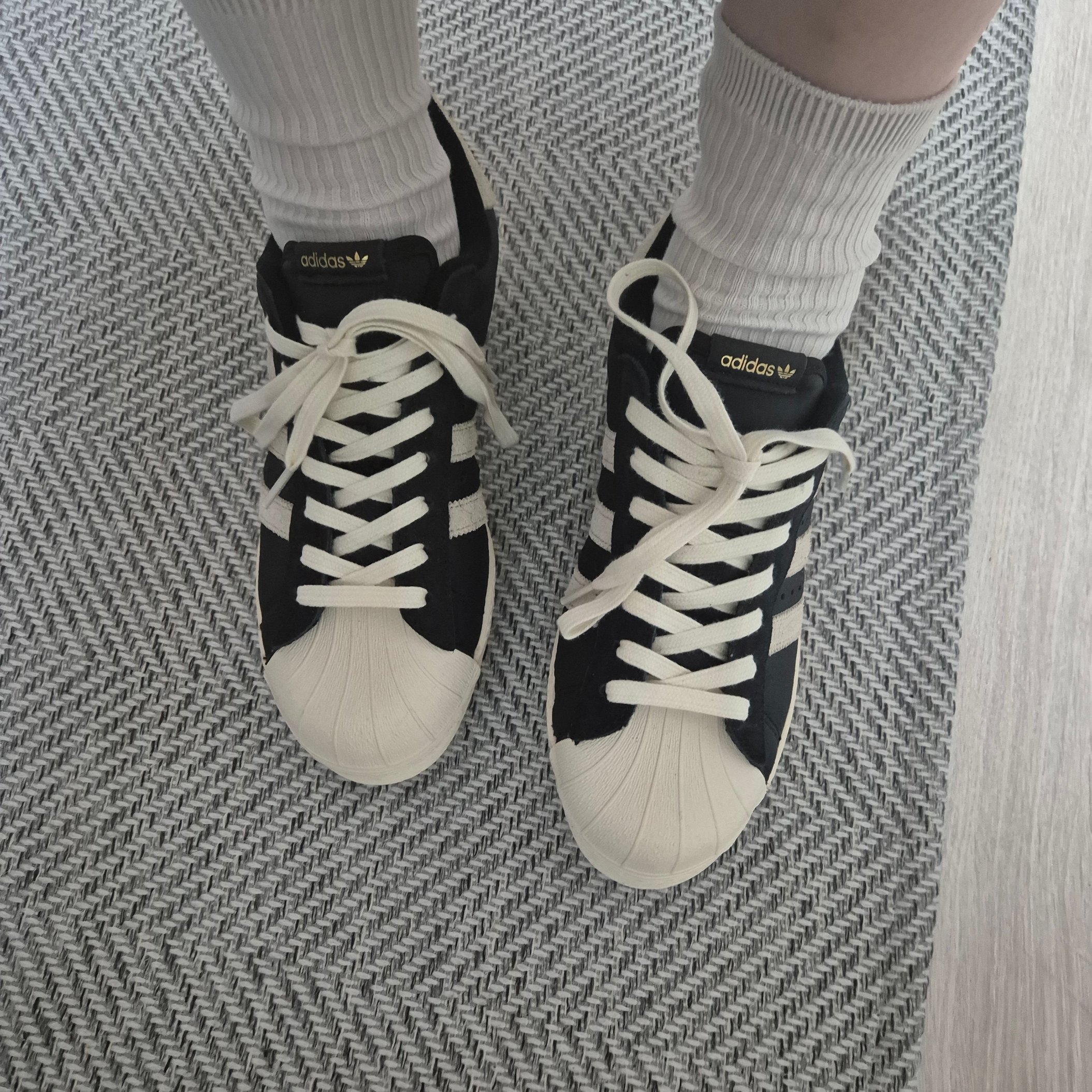 Adidas Superstar 82 Black White 착용 스타일 - 4