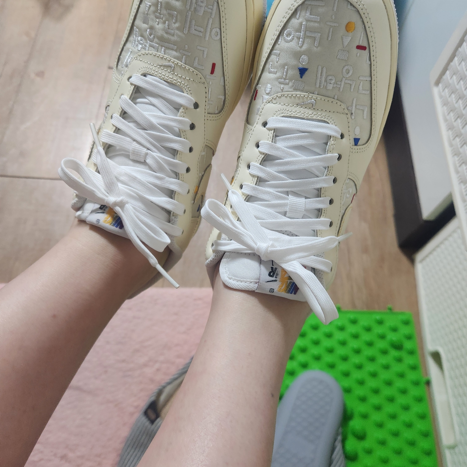 (W) Nike Air Force 1 '07 LV8 Hangul Day 착용 스타일
