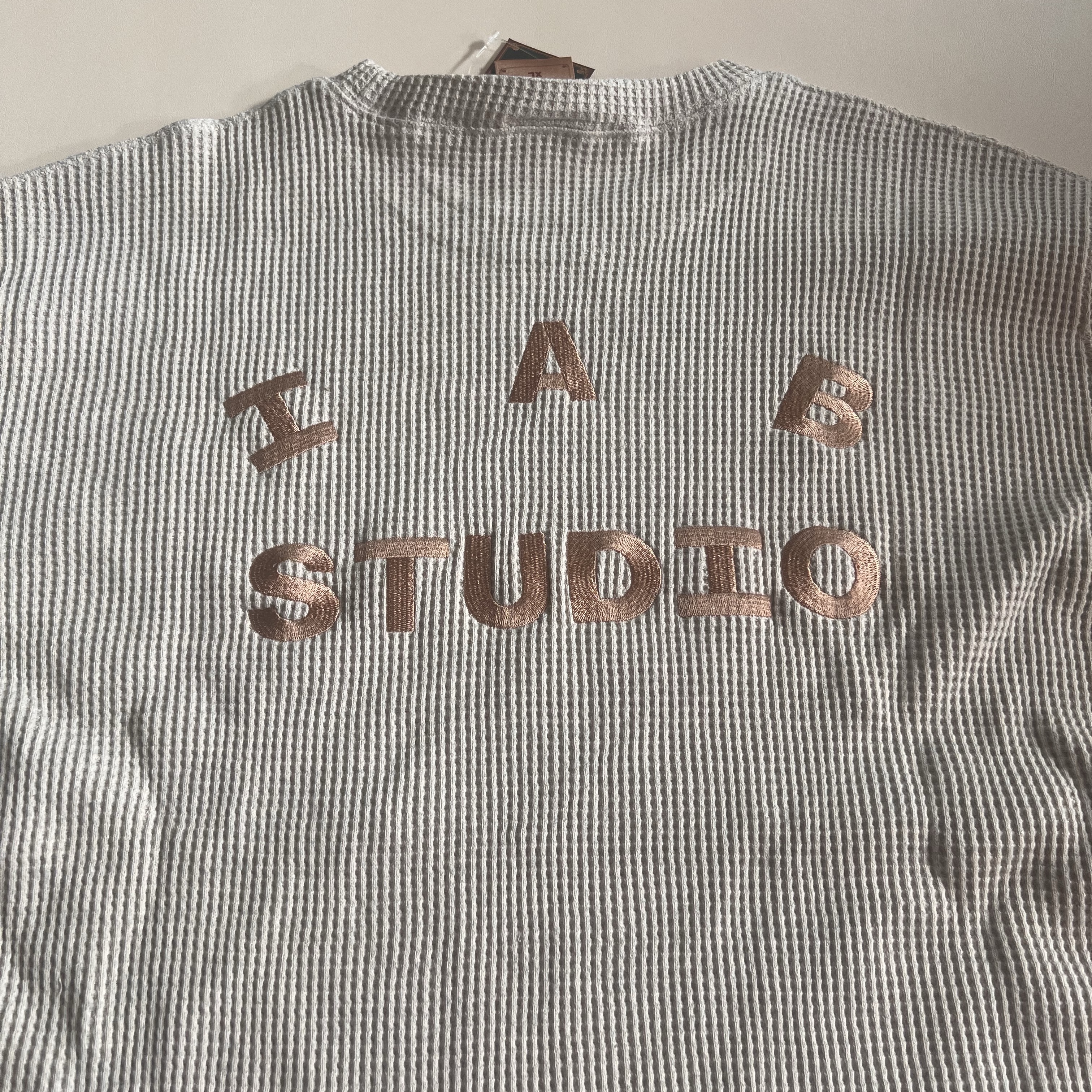 IAB Studio x Delicious in Dungeon Waffle Long Sleeve Oatmeal 착용 스타일 - 3