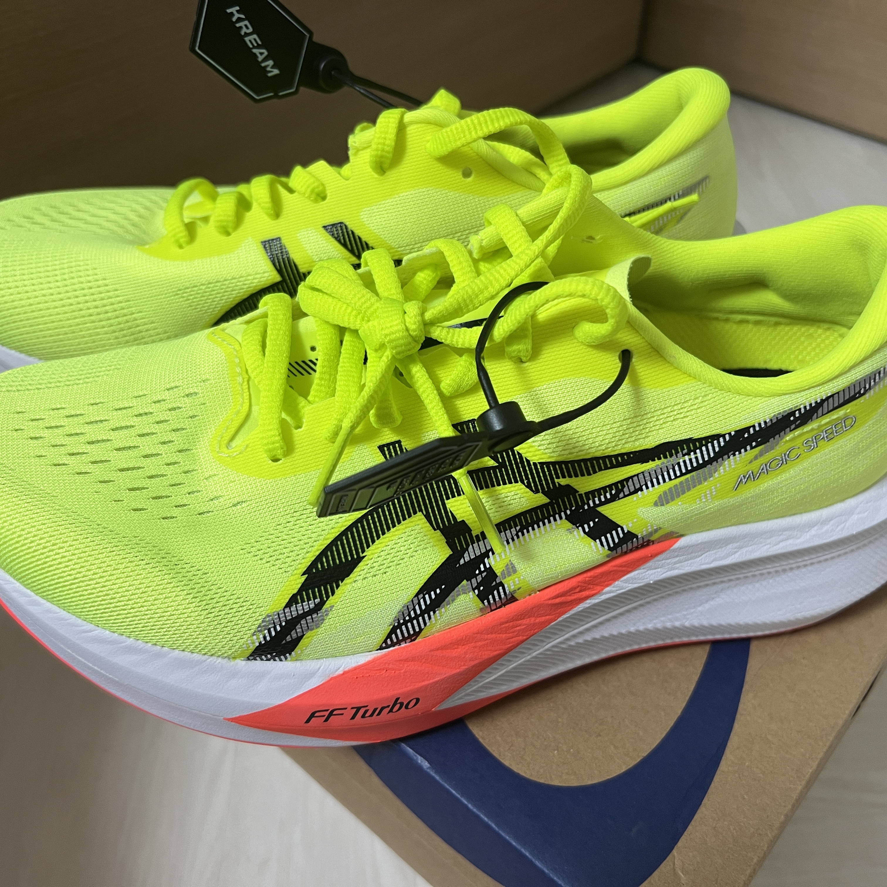 Asics Magic Speed 4 Safety Yellow Black - 2E Wide 착용 스타일