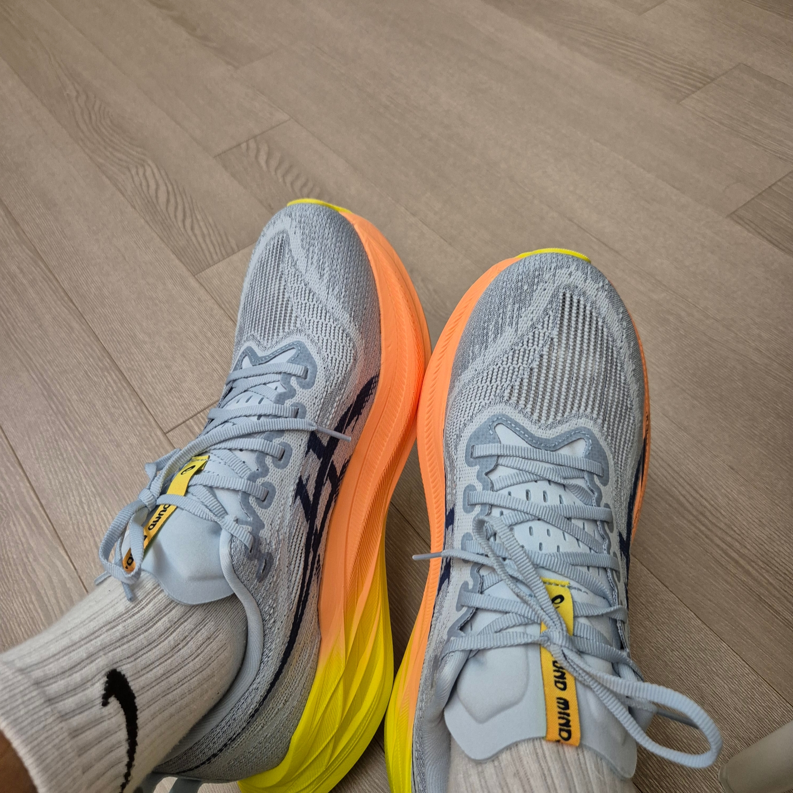 Asics Superblast 2 Paris Cool Grey Safety Yellow 착용 스타일 - 3