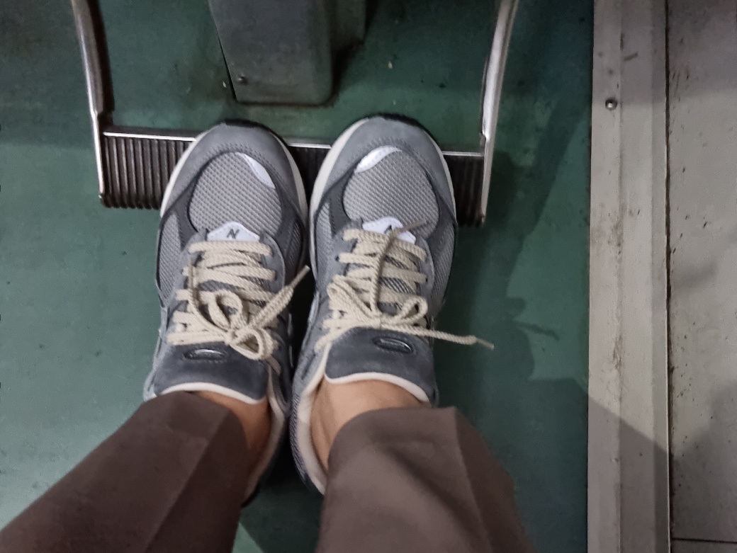New Balance 2002R Premium Vintage Grey 착용 스타일