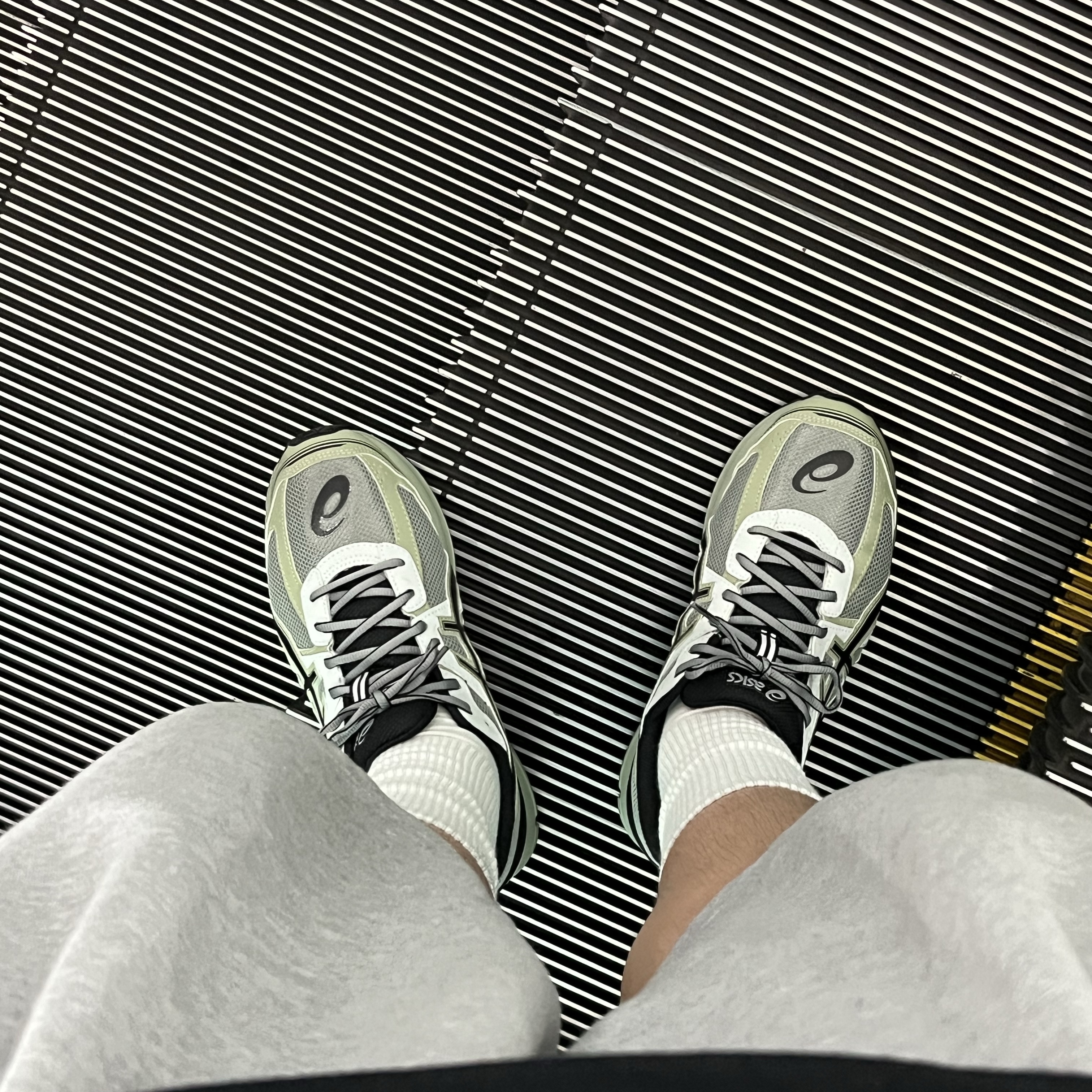 Asics Jog 100 S Sheet Rock - 2E Wide 착용 스타일