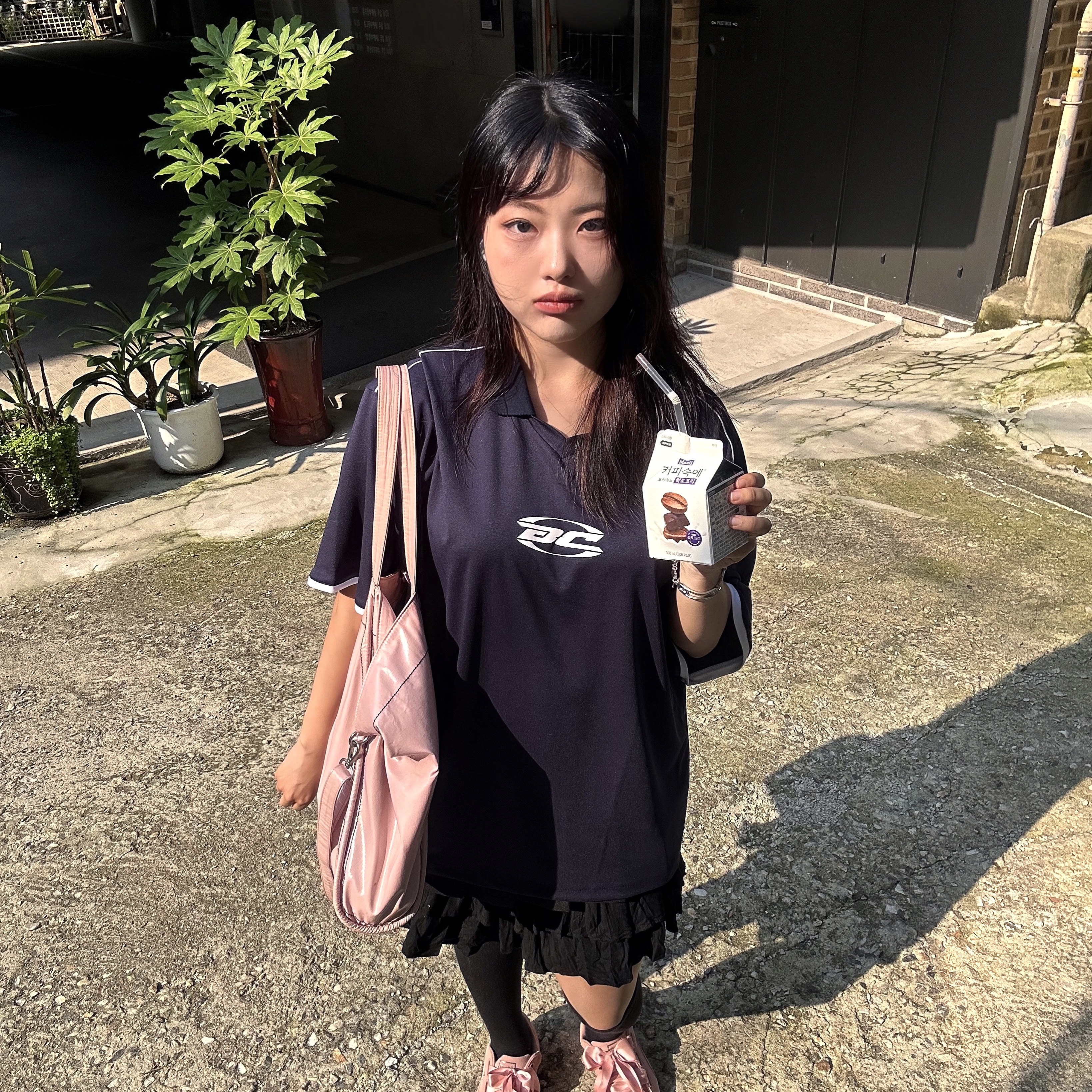 Matin Kim Big Coating Tote Bag Pink 착용 스타일 - 3