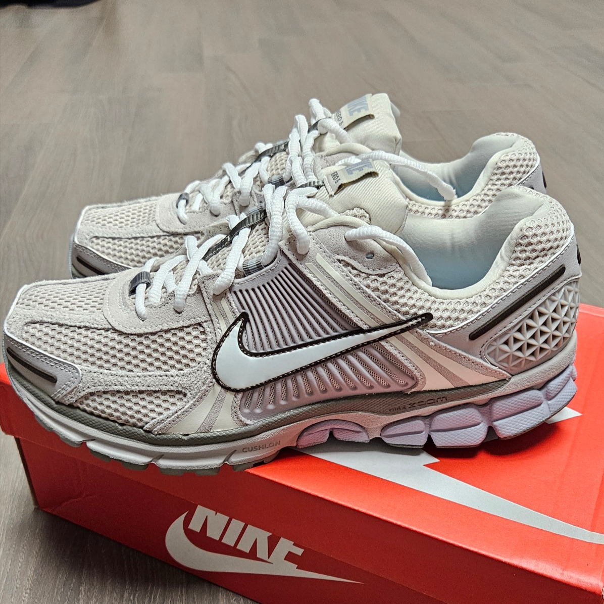 Nike Zoom Vomero 5 SE Light Orewood Brown 착용 스타일 - 1