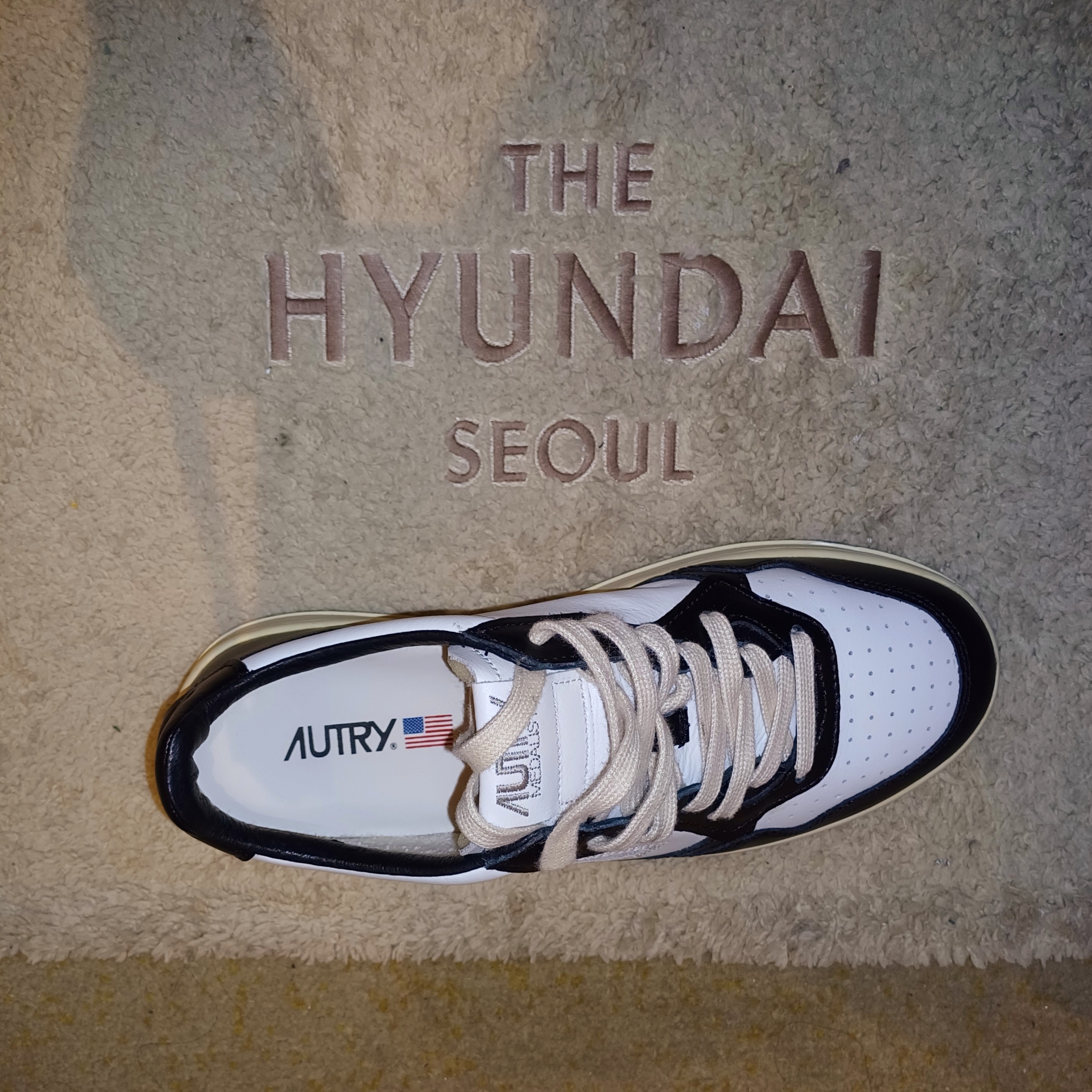 Autry Medalist Low Leather Sneakers Black White 착용 스타일