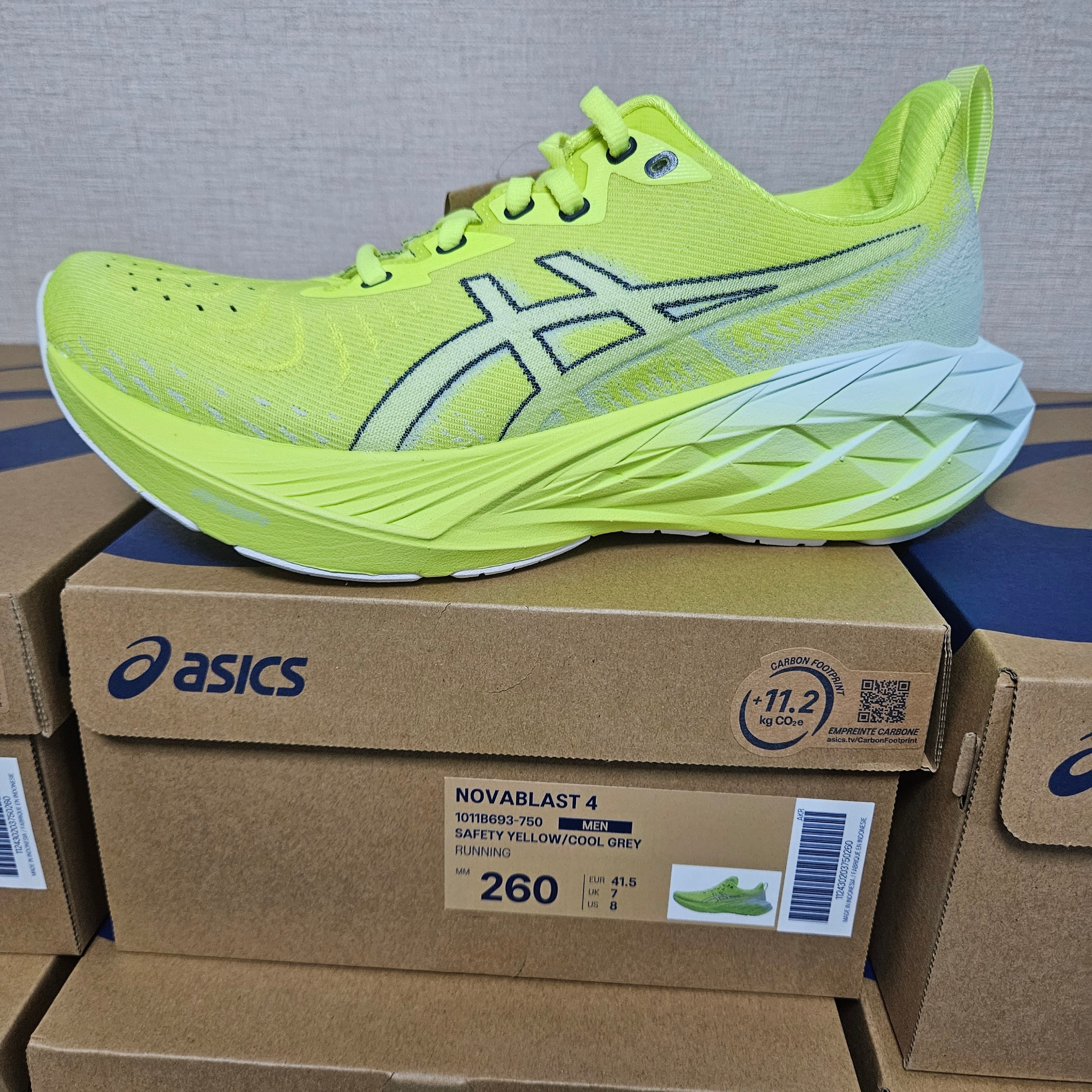 Asics Novablast 4 Safety Yellow Cool Grey 착용 스타일