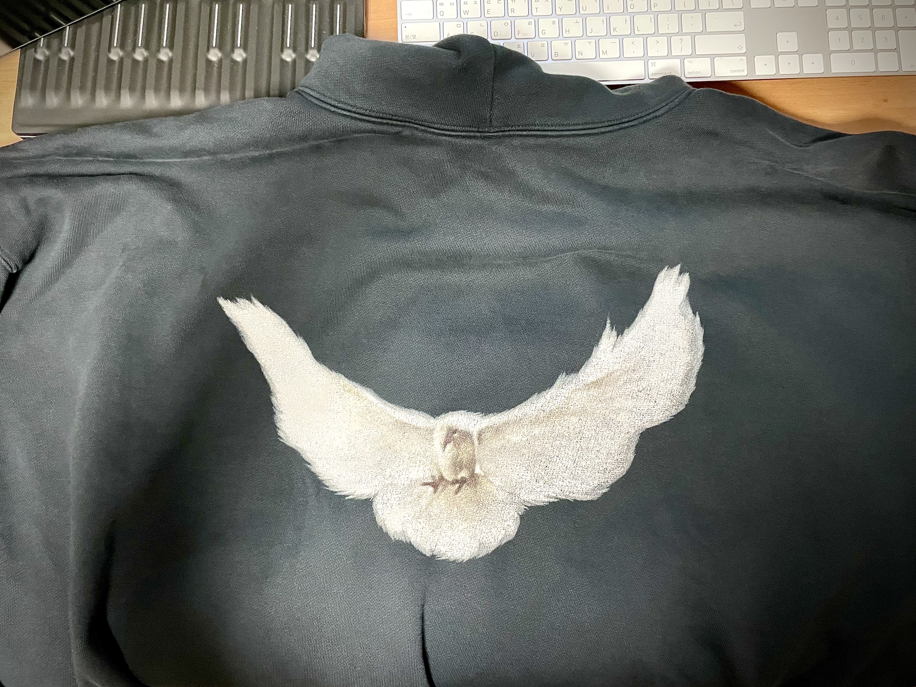 Yeezy Gap Engineered By Balenciaga Dove Hoodie Washed Black 착용 스타일 - 2