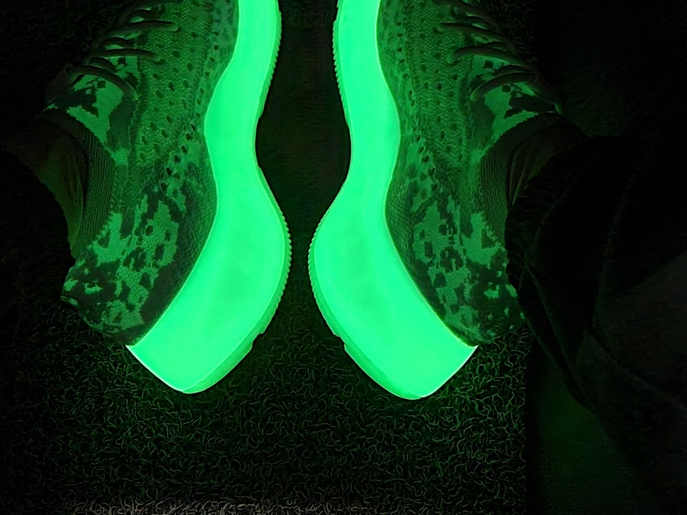 Adidas Yeezy Boost 380 Calcite Glow 착용 스타일 - 2