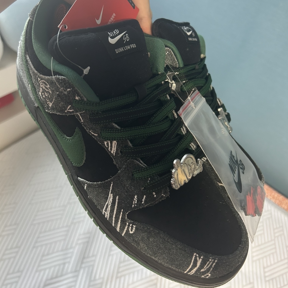 Nike x There SB Dunk Low Pro Anthracite and Gorge Green 착용 스타일