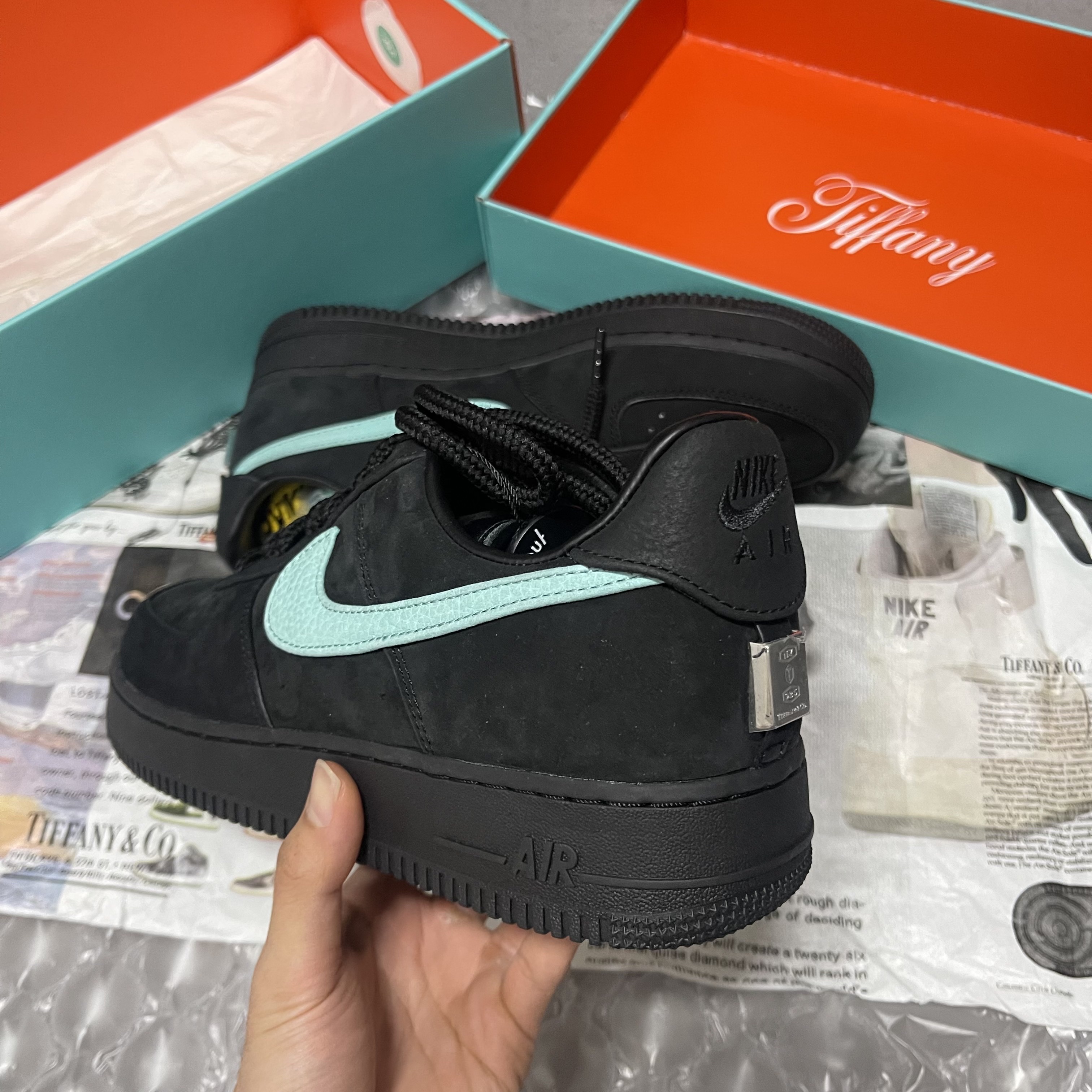 Nike x Tiffany & Co. Air Force 1 Low SP 1837 착용 스타일 - 3