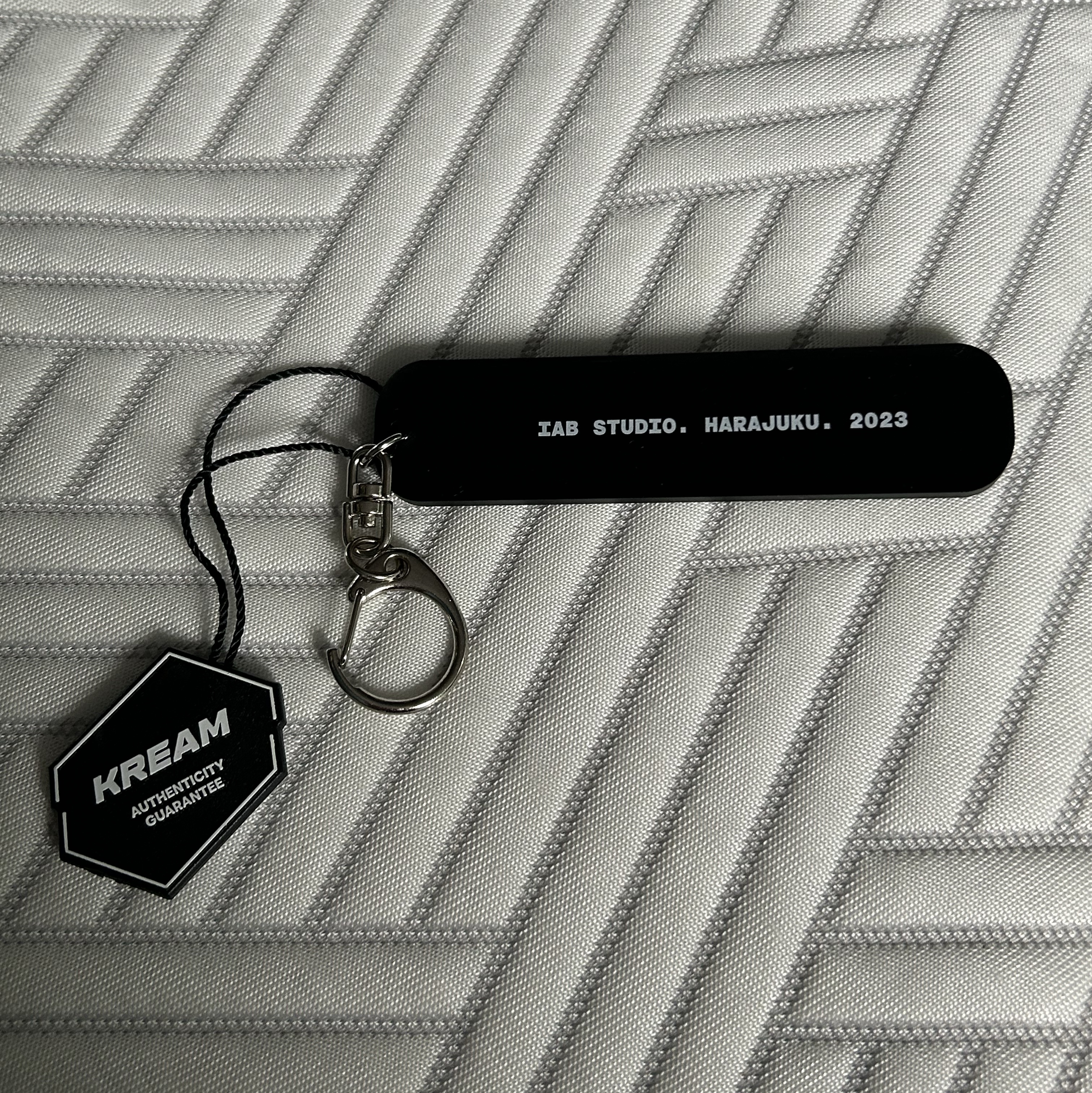 IAB Studio Harajuku Keychain - Harajuku Exclusive 착용 스타일 - 2