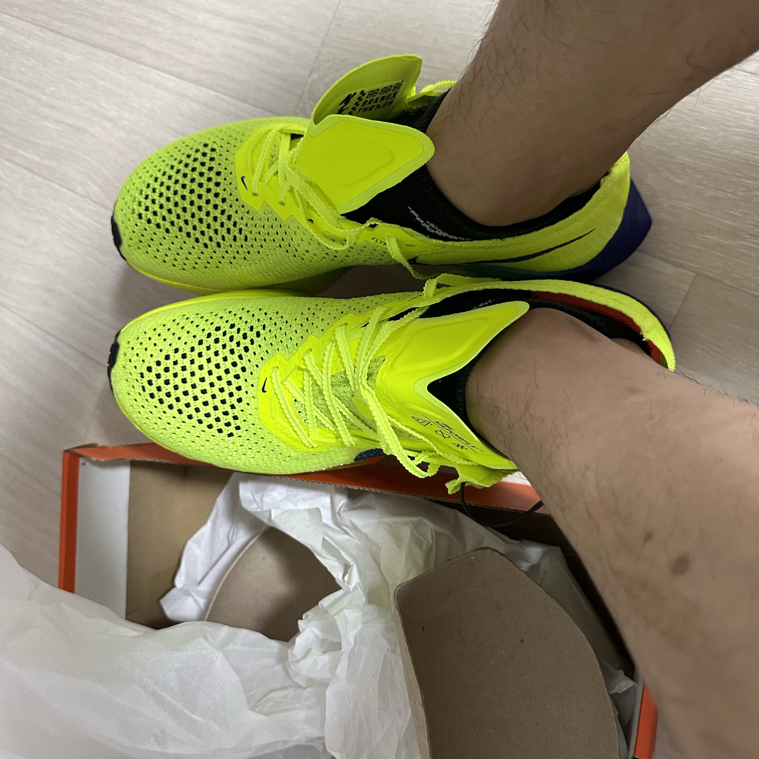 Nike ZoomX Vaporfly Next% 3 Volt Scream Green 착용 스타일 - 2