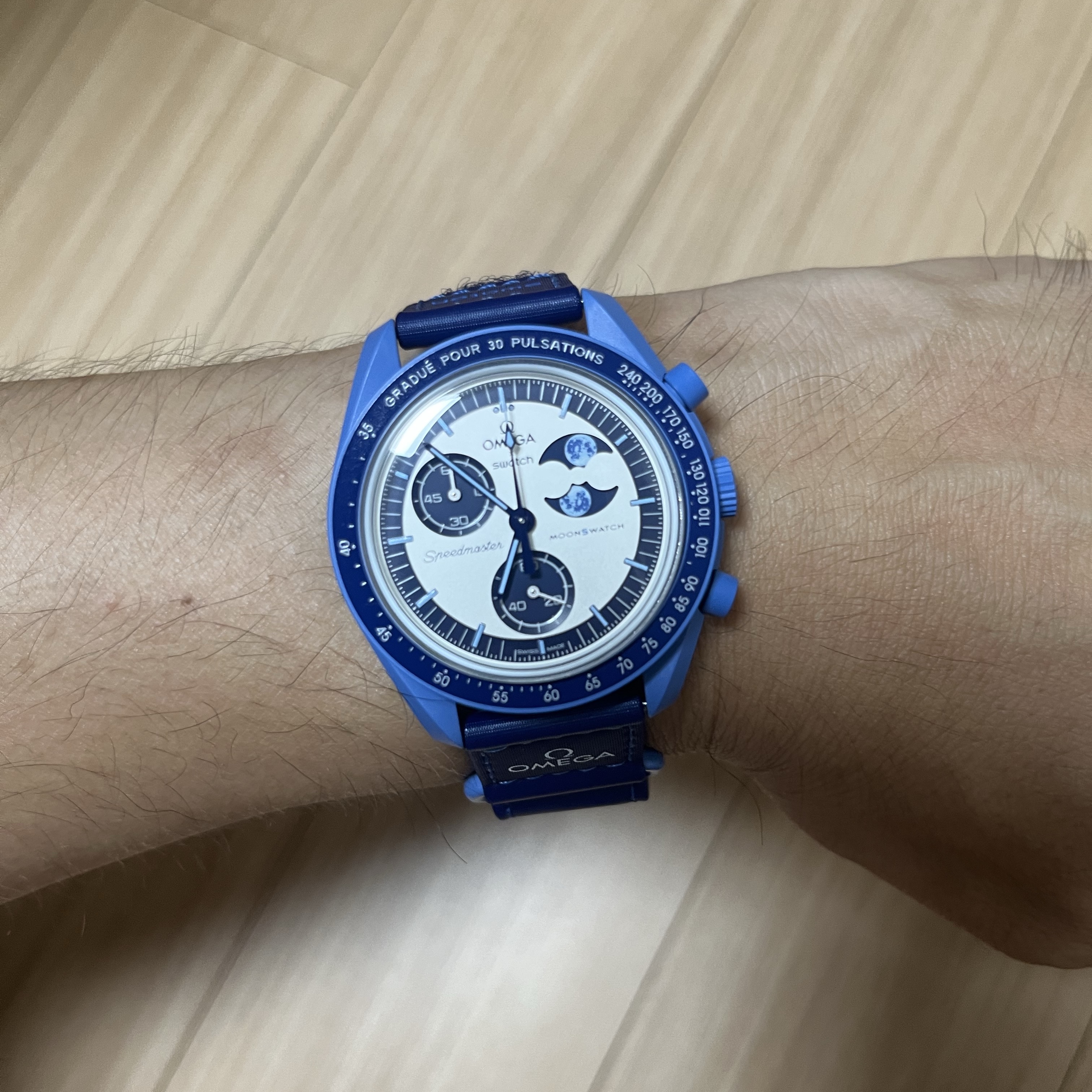 Swatch x Omega Bioceramic MoonSwatch Mission To The Super Blue Moonphase 착용 스타일