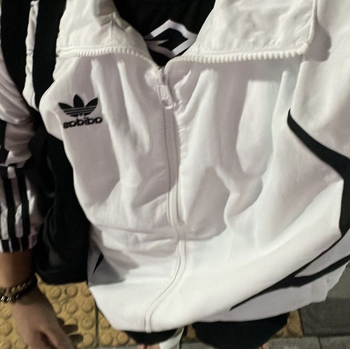 Adidas Archive Track Top White Black - KR Sizing, Oofos OOriginal Eggnog & Chalk 착용 스타일 - 1