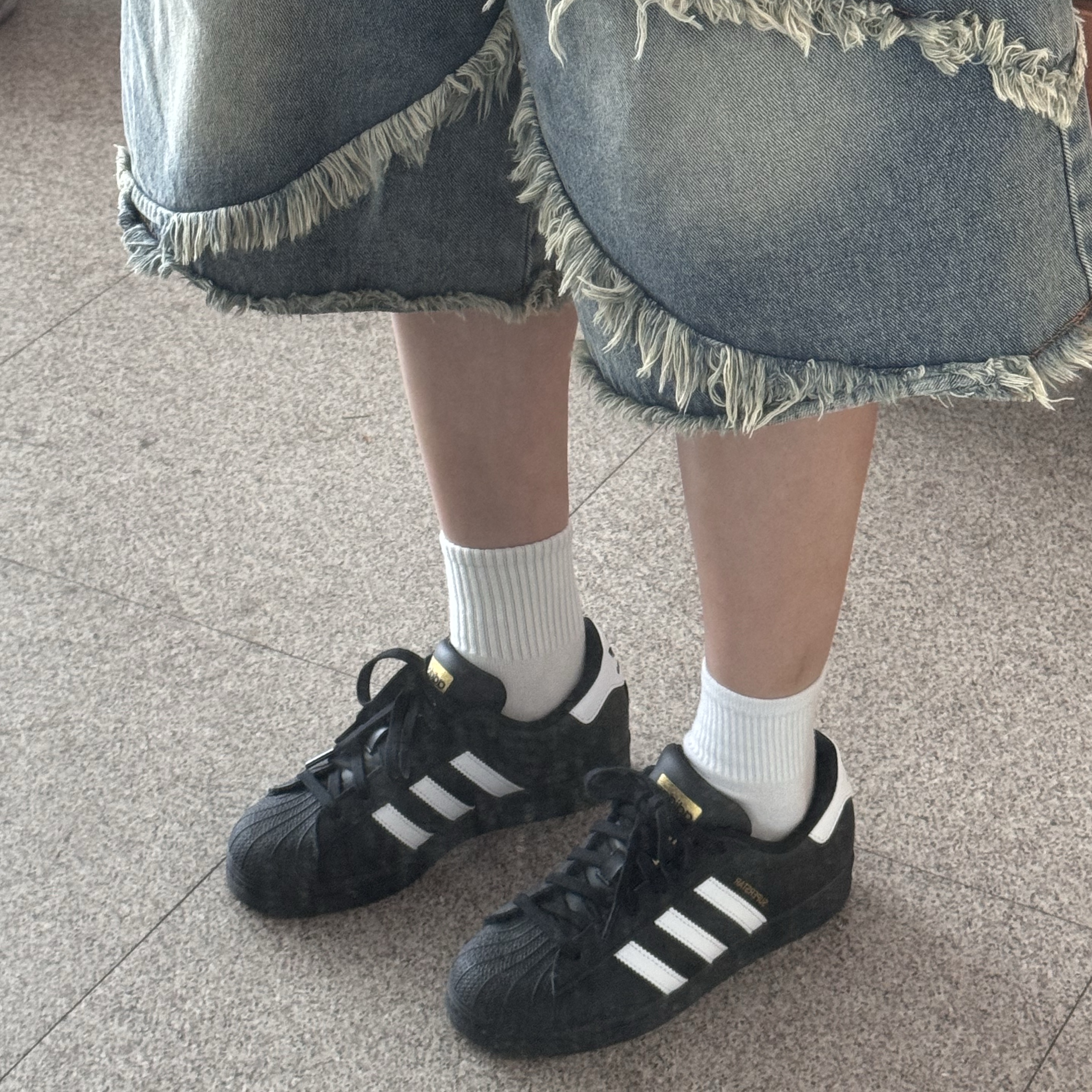 (J) Adidas Superstar Black White 착용 스타일