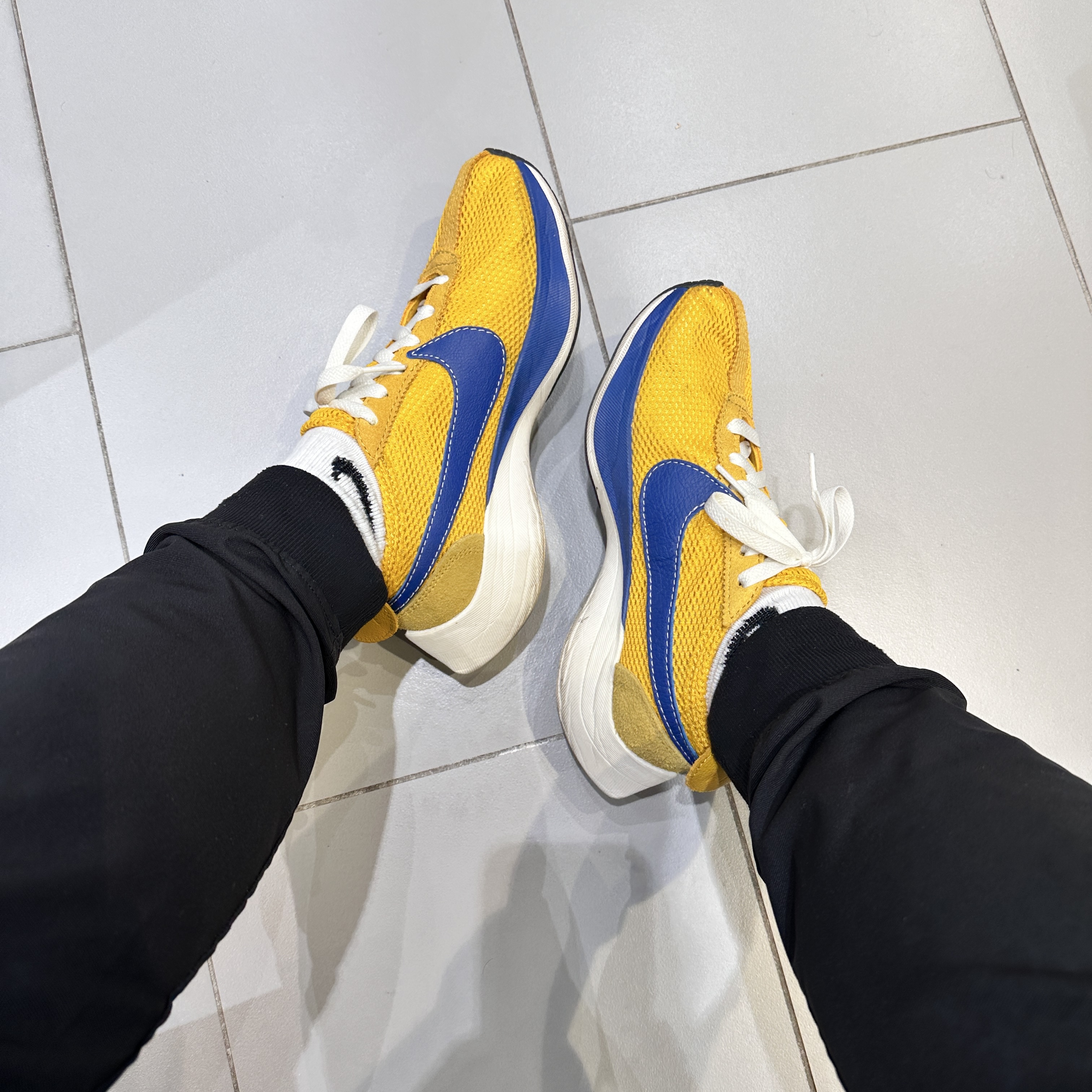 Nike Moon Racer Yellow Ochre Gym Blue 착용 스타일 - 3