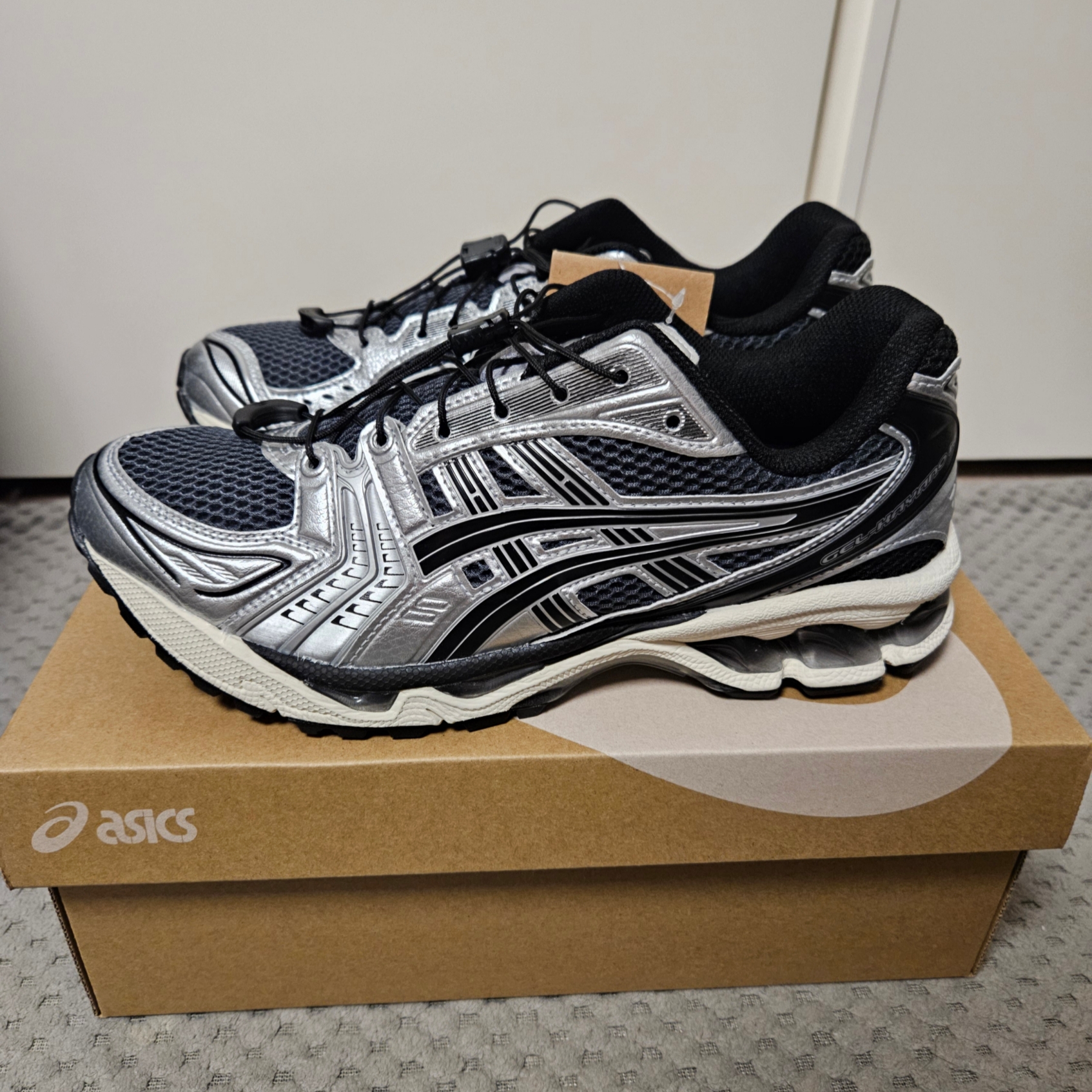 Asics Unlimited Gel-Kayano 14 Carrier Grey Black 착용 스타일 - 2