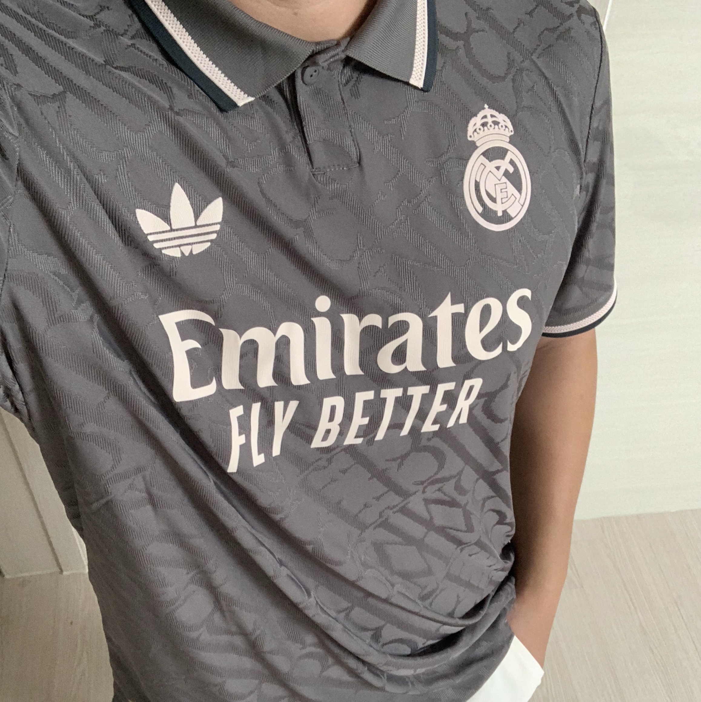 Adidas Real Madrid 2024/25 3rd Authentic Jersey Charcoal - US Sizing (Non Marking Ver.) 착용 스타일 - 1