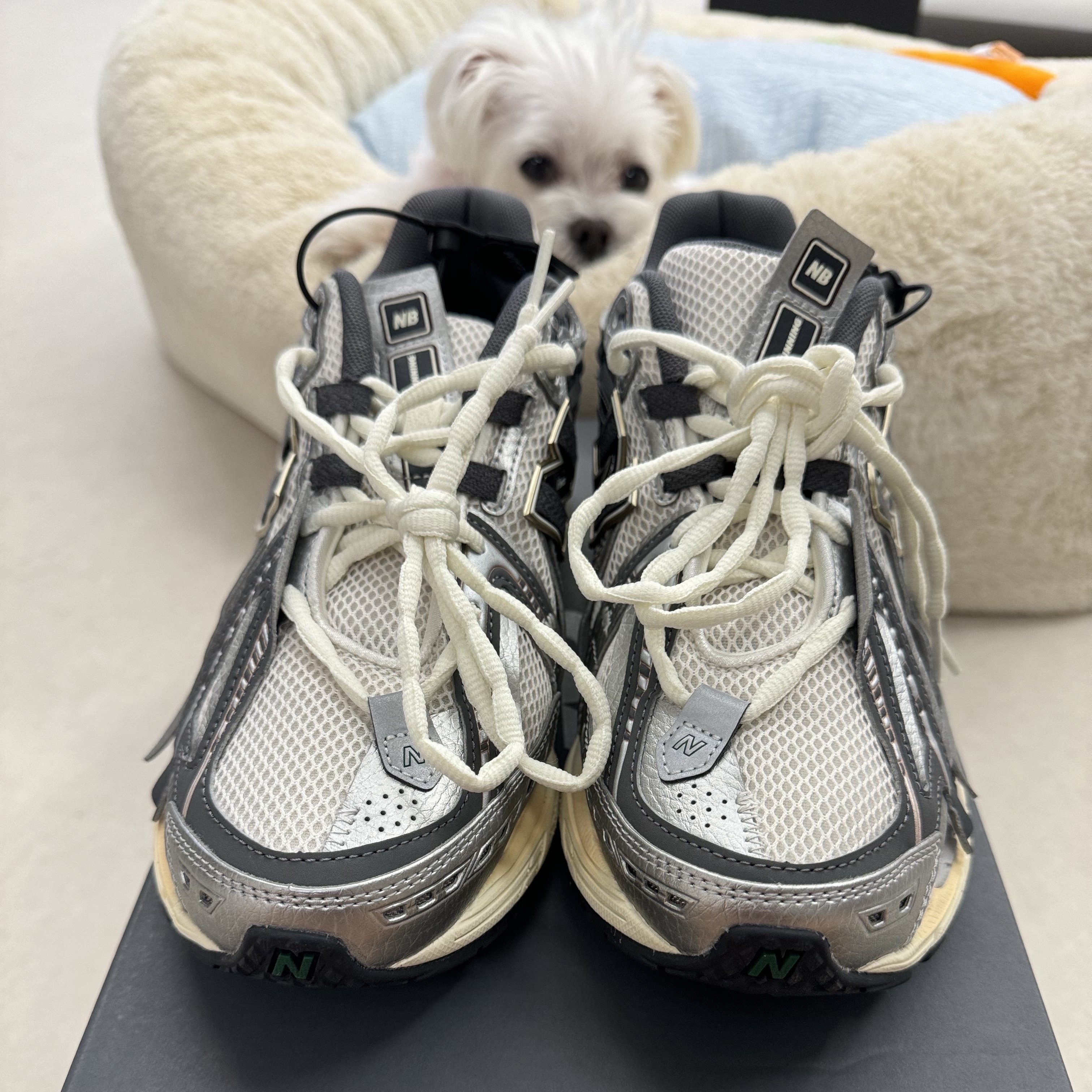 New Balance 1906A Silver Metallic Castlerock 착용 스타일 - 3