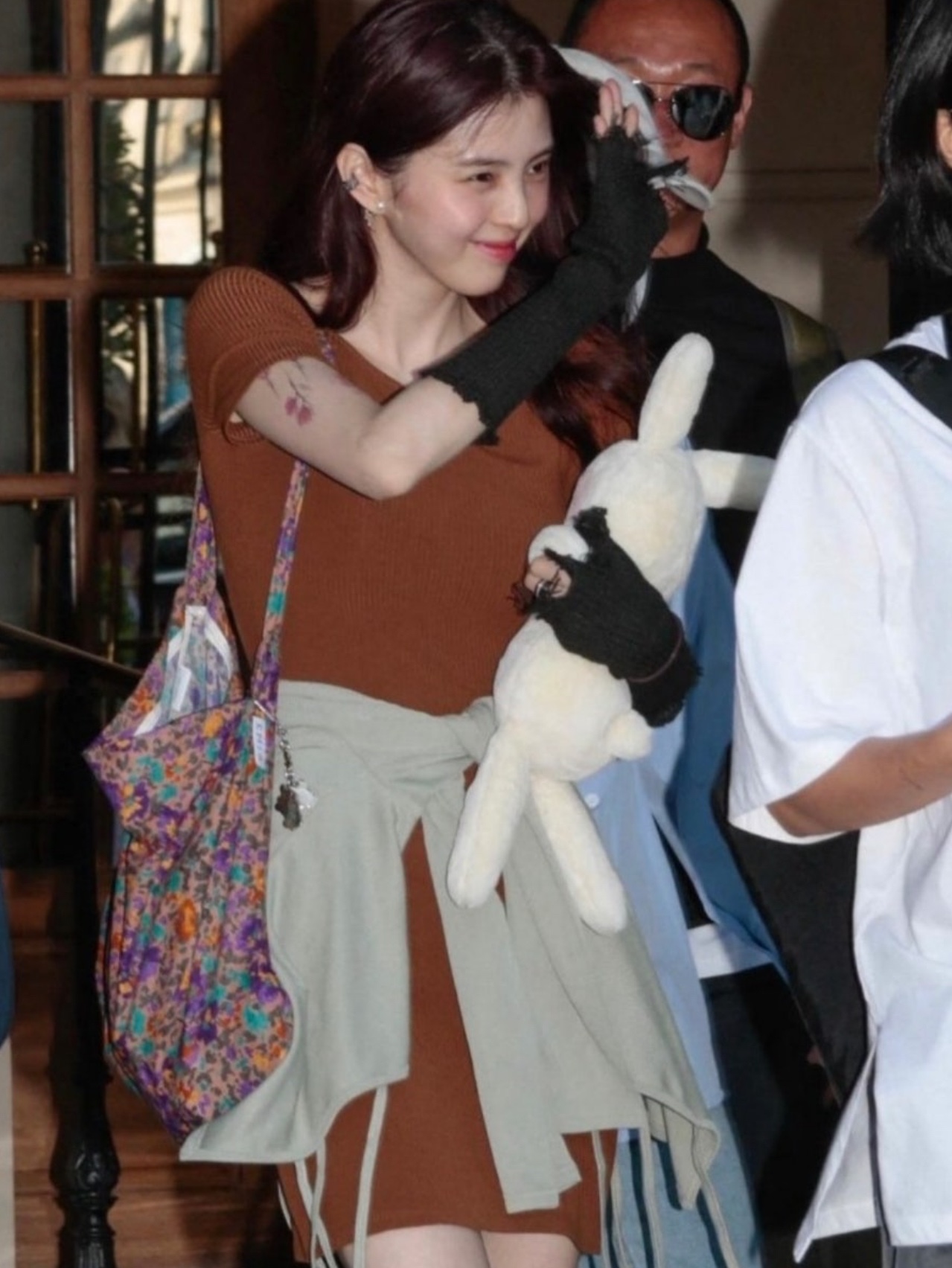 Emis Painting Flower Eco Bag Sandy Brown 착용 스타일 - 1