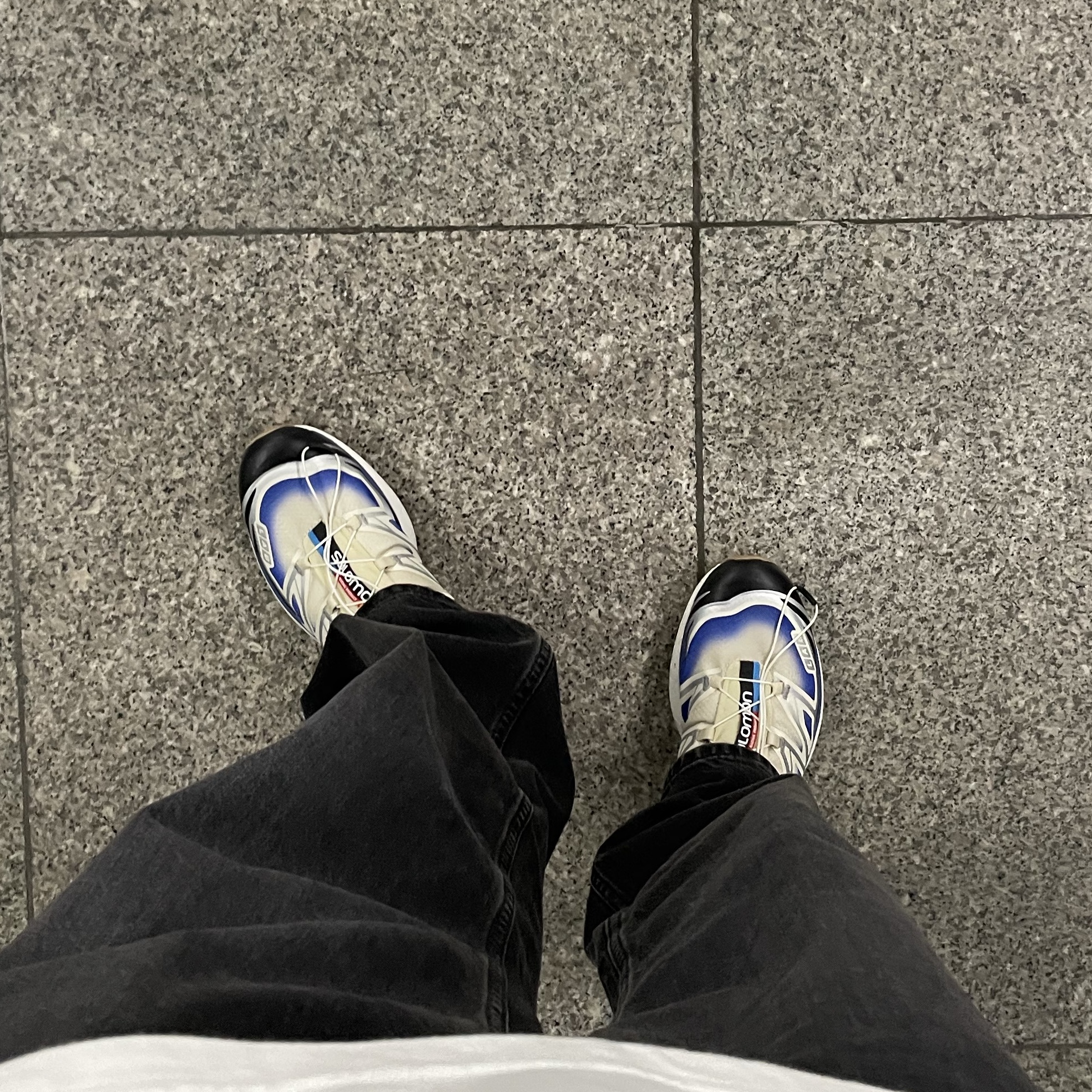 Salomon XT-6 Skyline Bleached Sand Dazzling Blue 착용 스타일