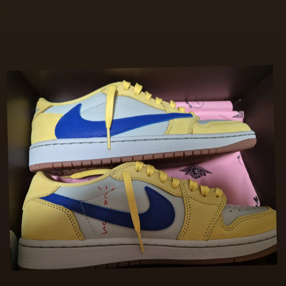 (W) Jordan 1 x Travis Scott Retro Low OG SP Canary 착용 스타일 - 1