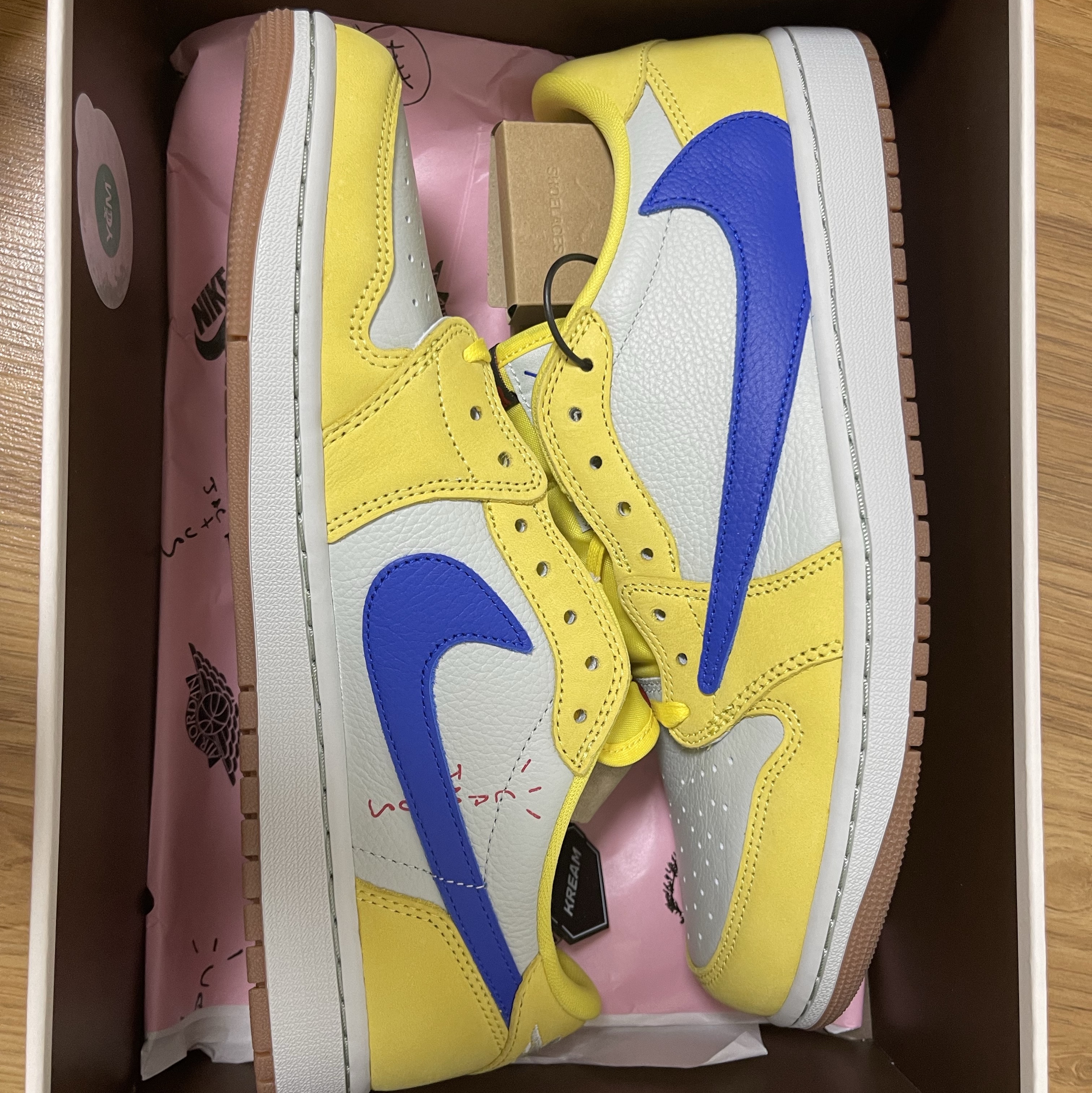 (W) Jordan 1 x Travis Scott Retro Low OG SP Canary 착용 스타일 - 3