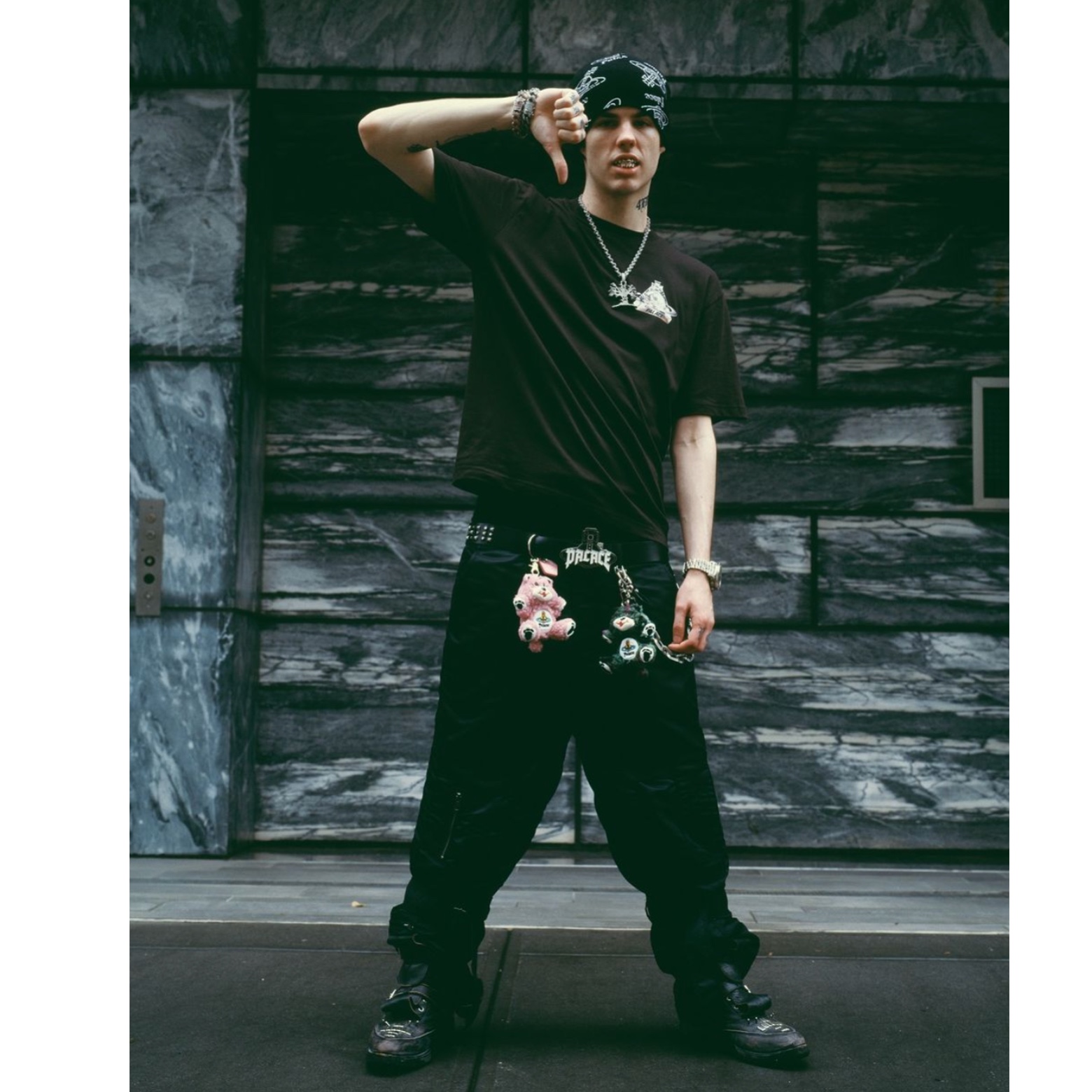 Palace x Vivienne Westwood T-Shirt Black - 24FW, Palace x Vivienne Westwood Teddy Charm Pink - 24FW 착용 스타일 - 3