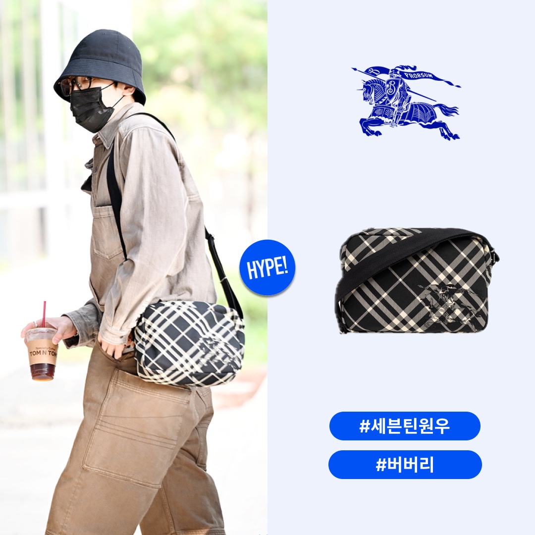 Burberry EKD Applique Checked Crossbody Bag Black 착용 스타일 - 1