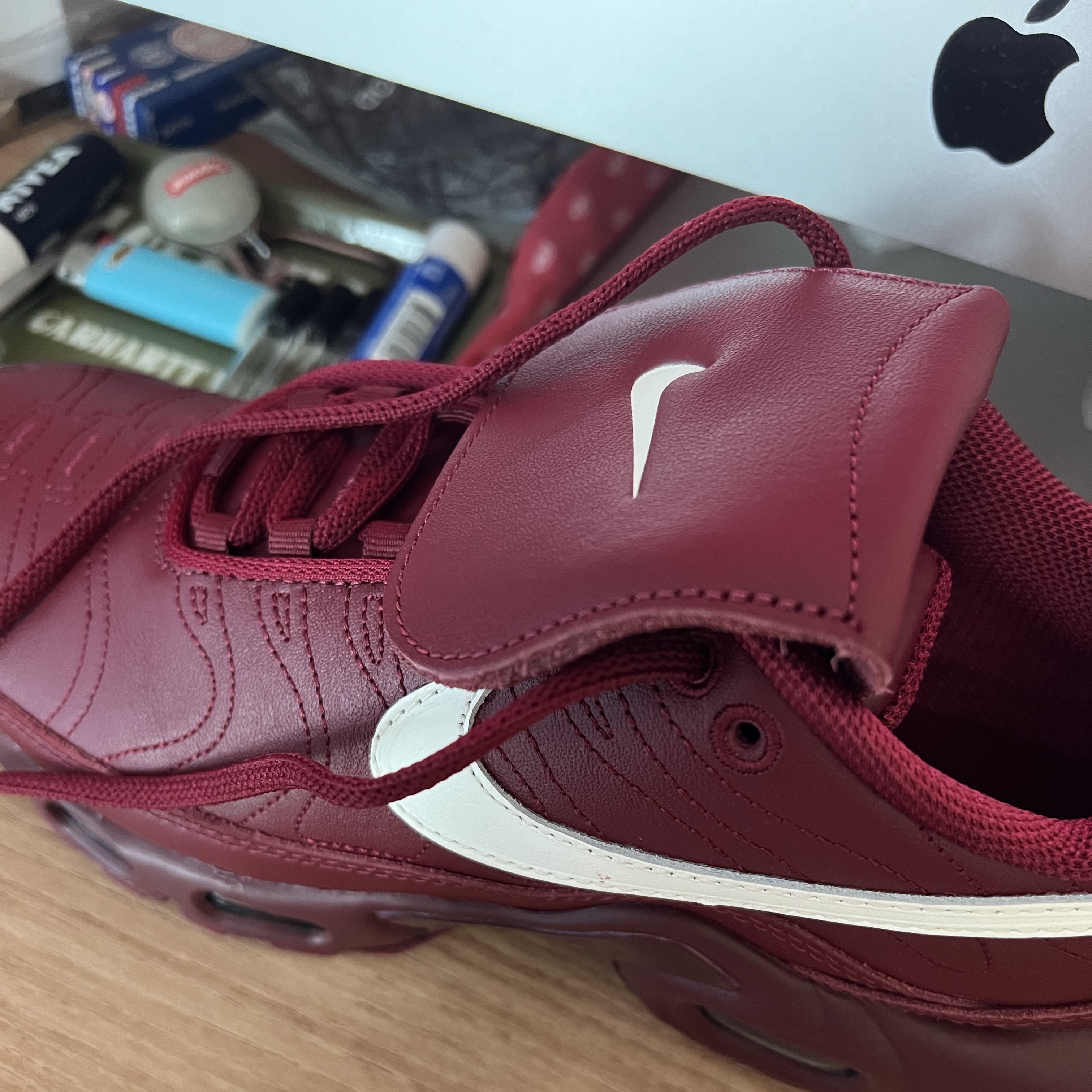 Nike Air Max Plus TNPO Team Red and Sail 착용 스타일