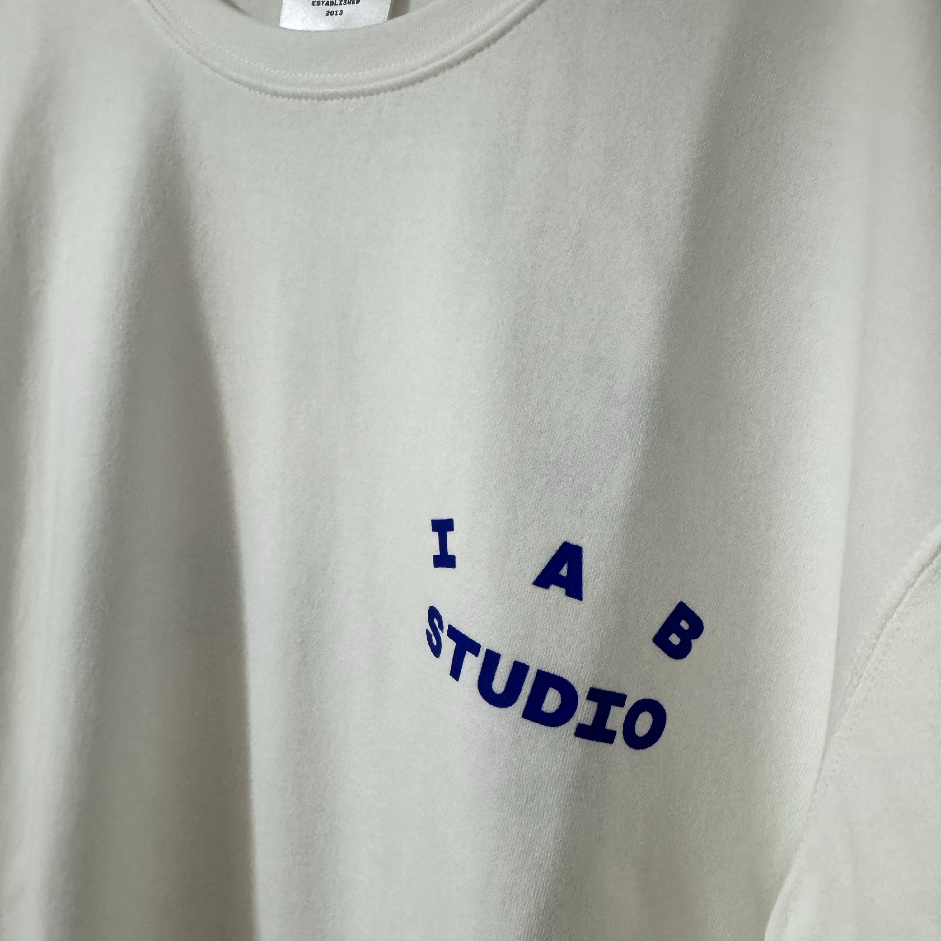 IAB Studio 10th Anniversary T-Shirts Pack White & Black (2 Pack) 착용 스타일