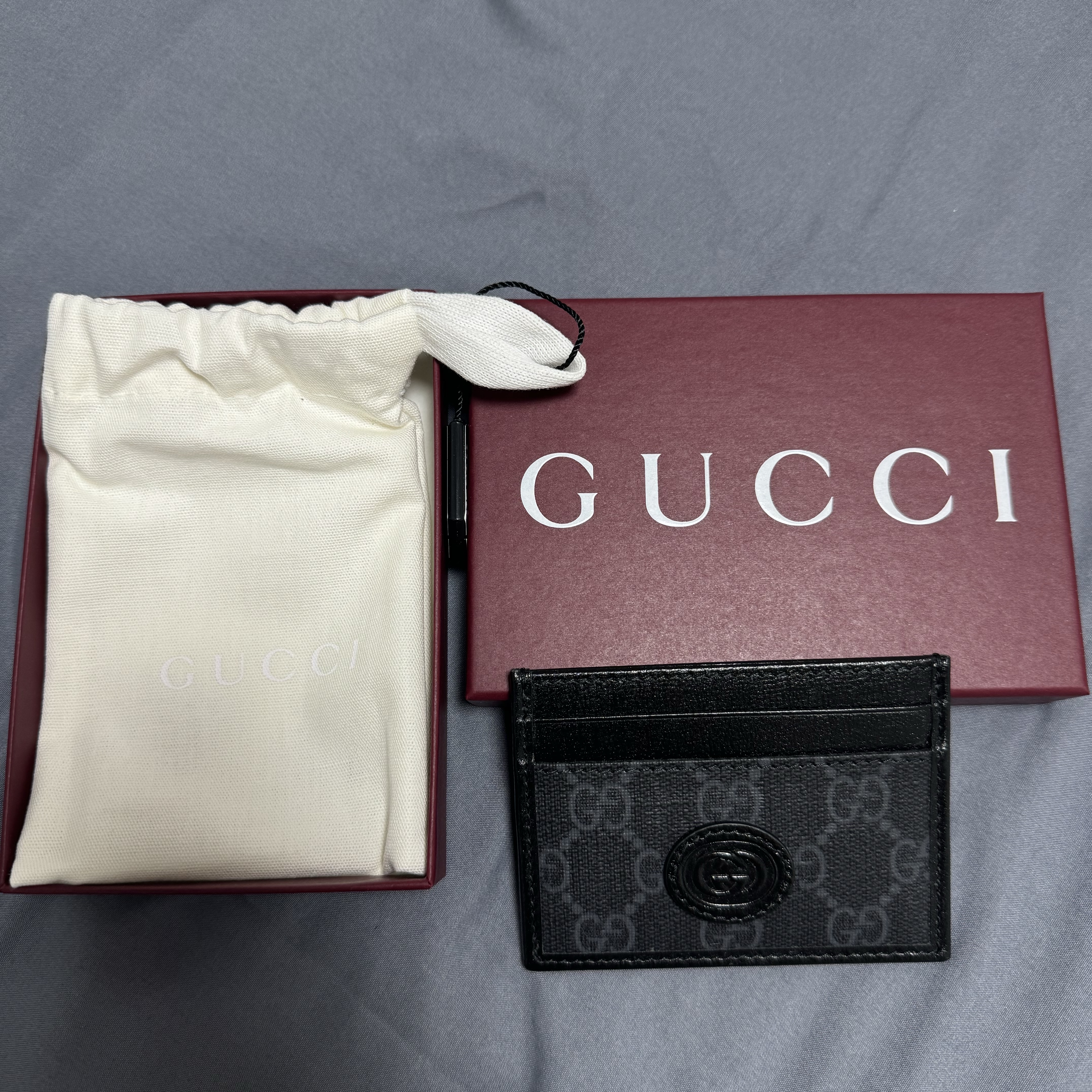 Gucci Interlocking G Card Case Black 착용 스타일 - 1