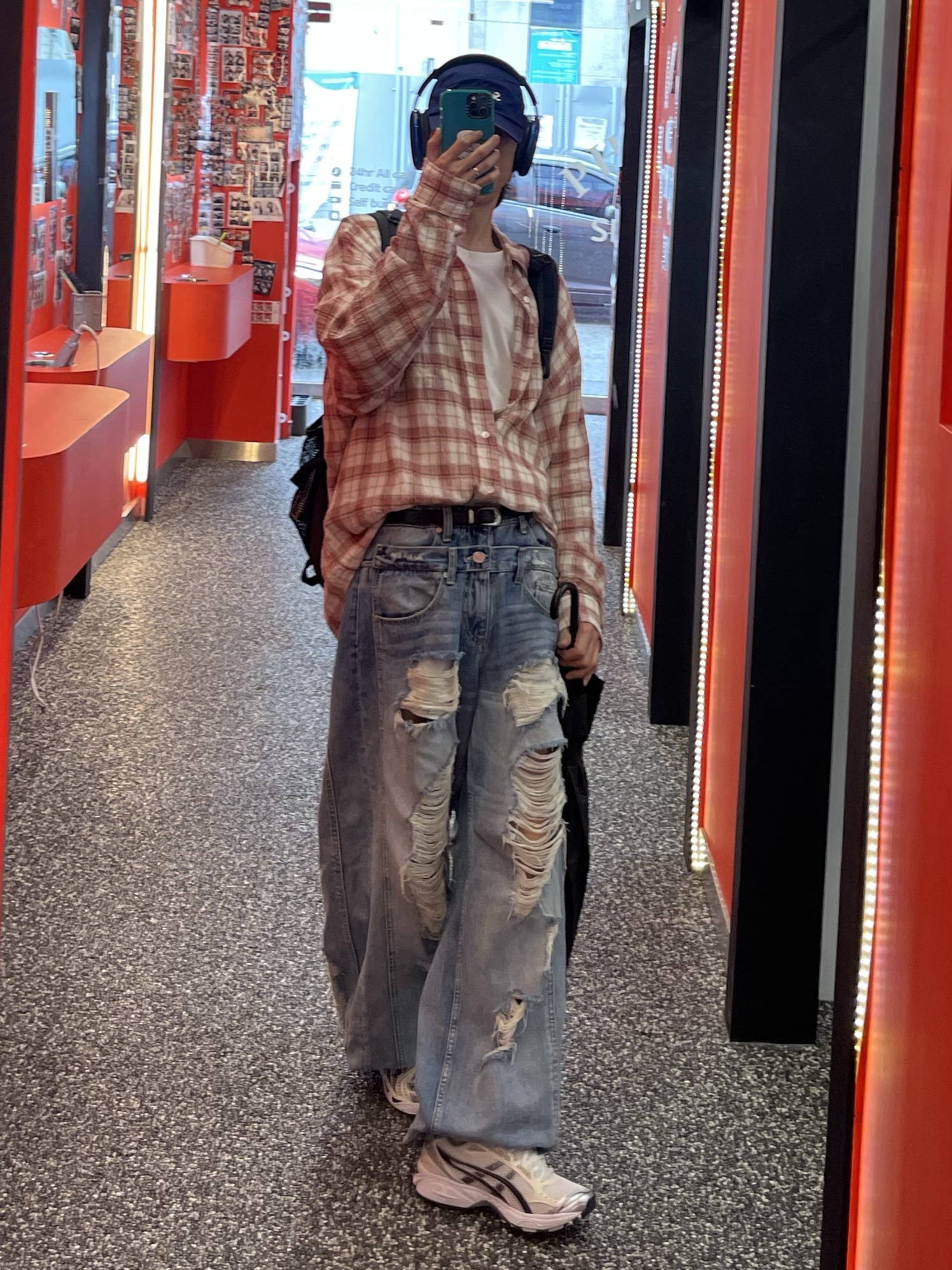 (W) Asics Gel-Kayano 14 White Midnight, Supreme Backpack Black - 23FW 착용 스타일 - 3