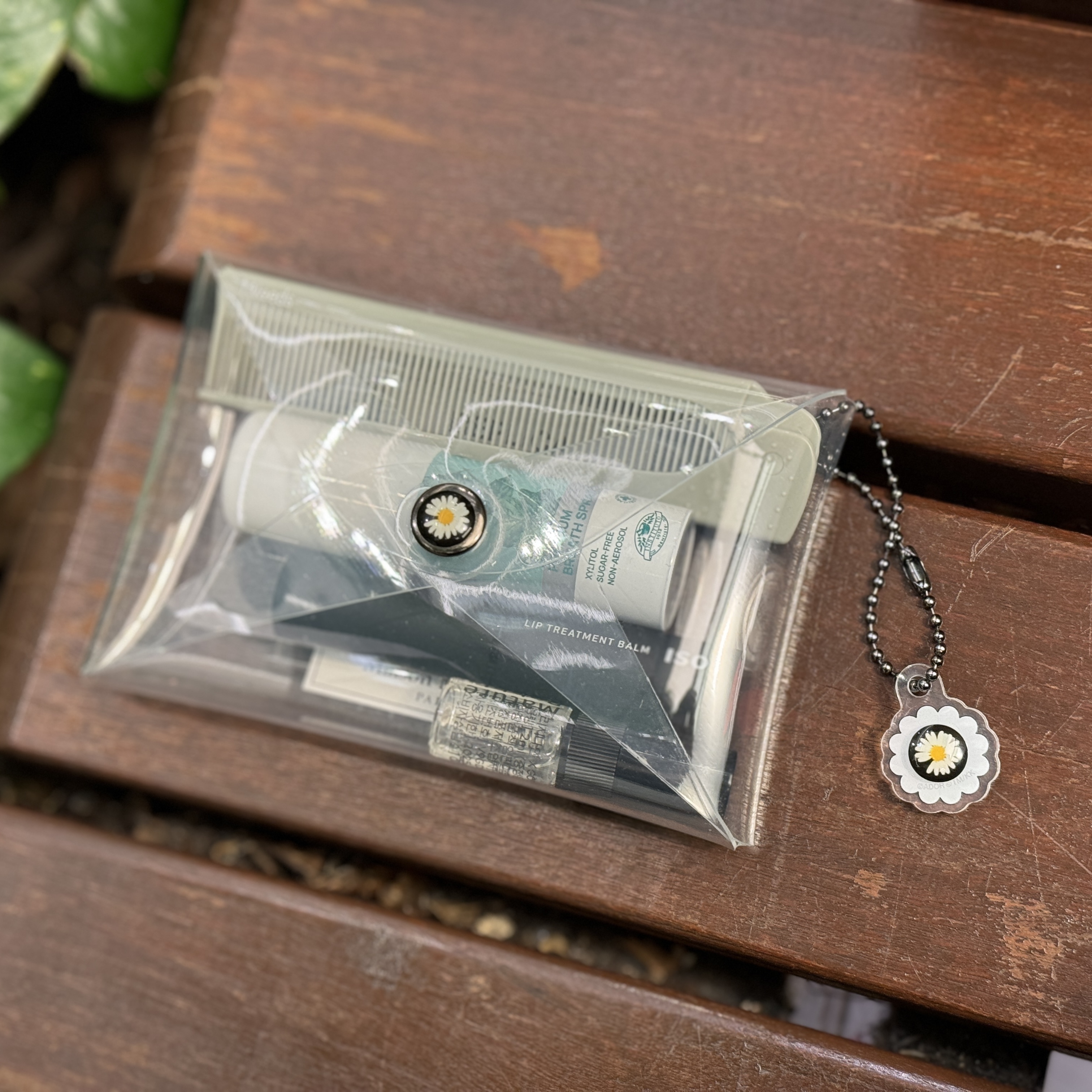 NewJeans x Murakami PVC Sticker Pack, Peaceminusone Daisy Sticker Tape #1 (Set of 3) 착용 스타일 - 2
