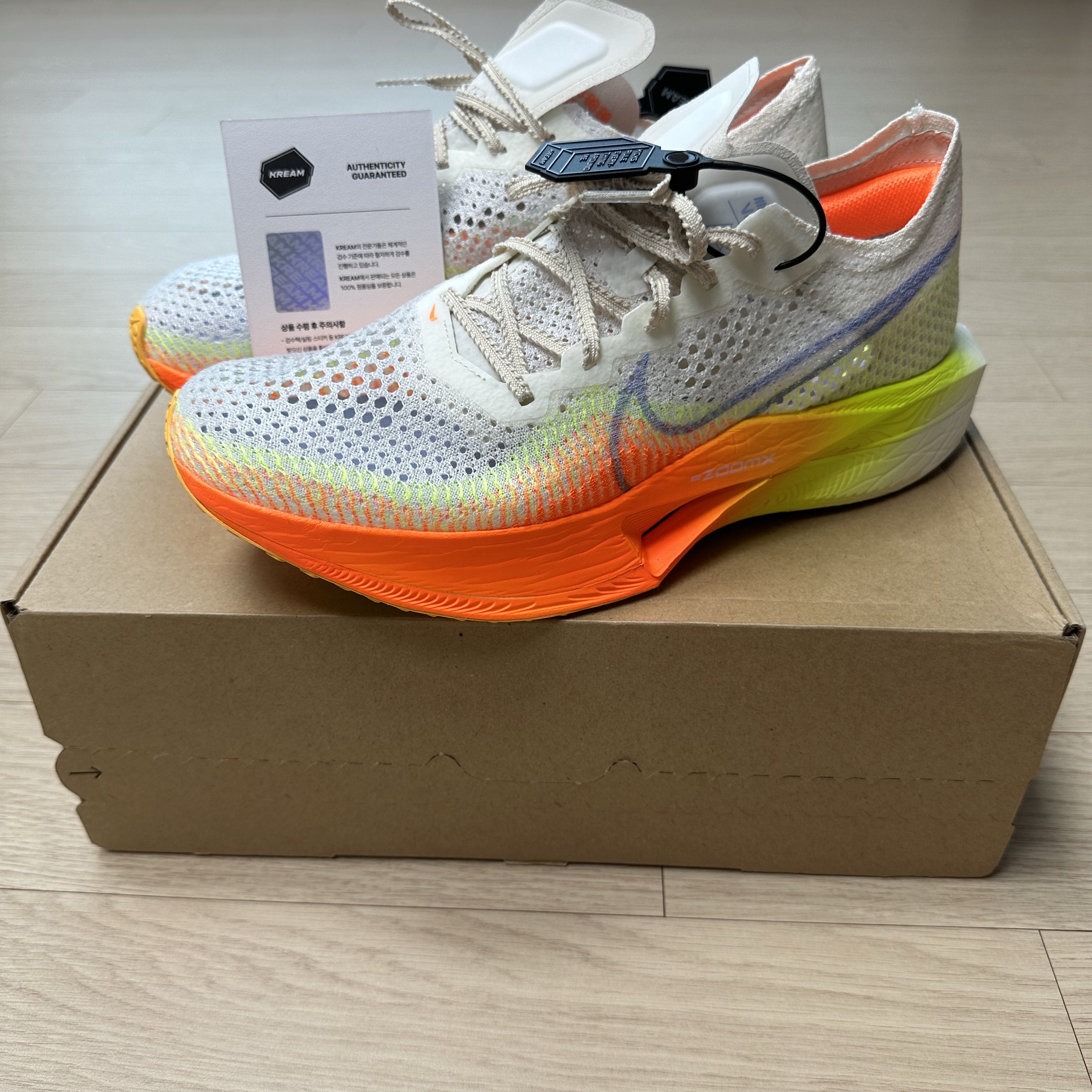 Nike ZoomX Vaporfly Next% 3 Sail Cobalt Bliss Total Orange 착용 스타일 - 2