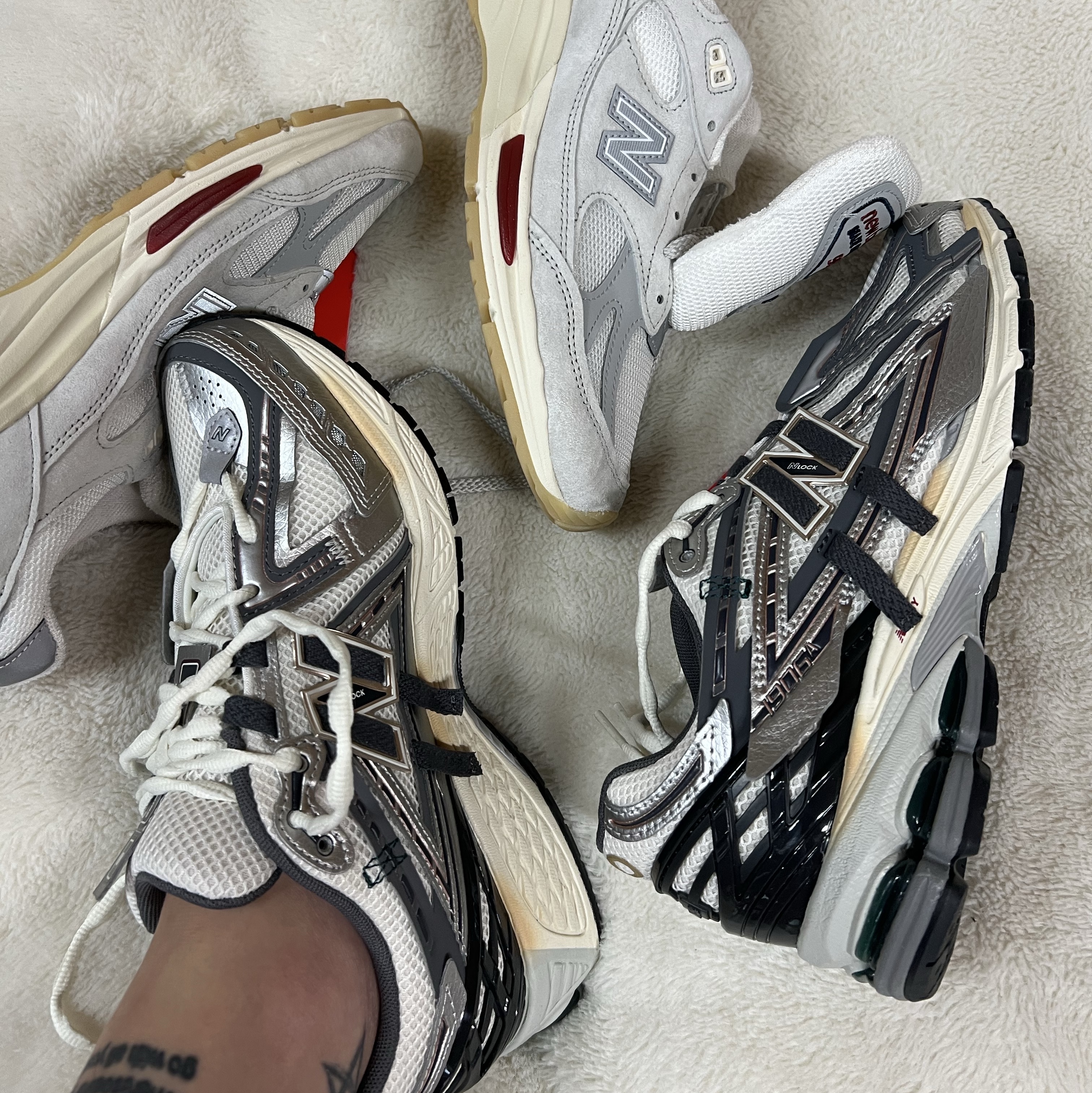 New Balance 1906A Silver Metallic Castlerock, New Balance 991v2 Made in UK Off White Blanc De Blanc 착용 스타일