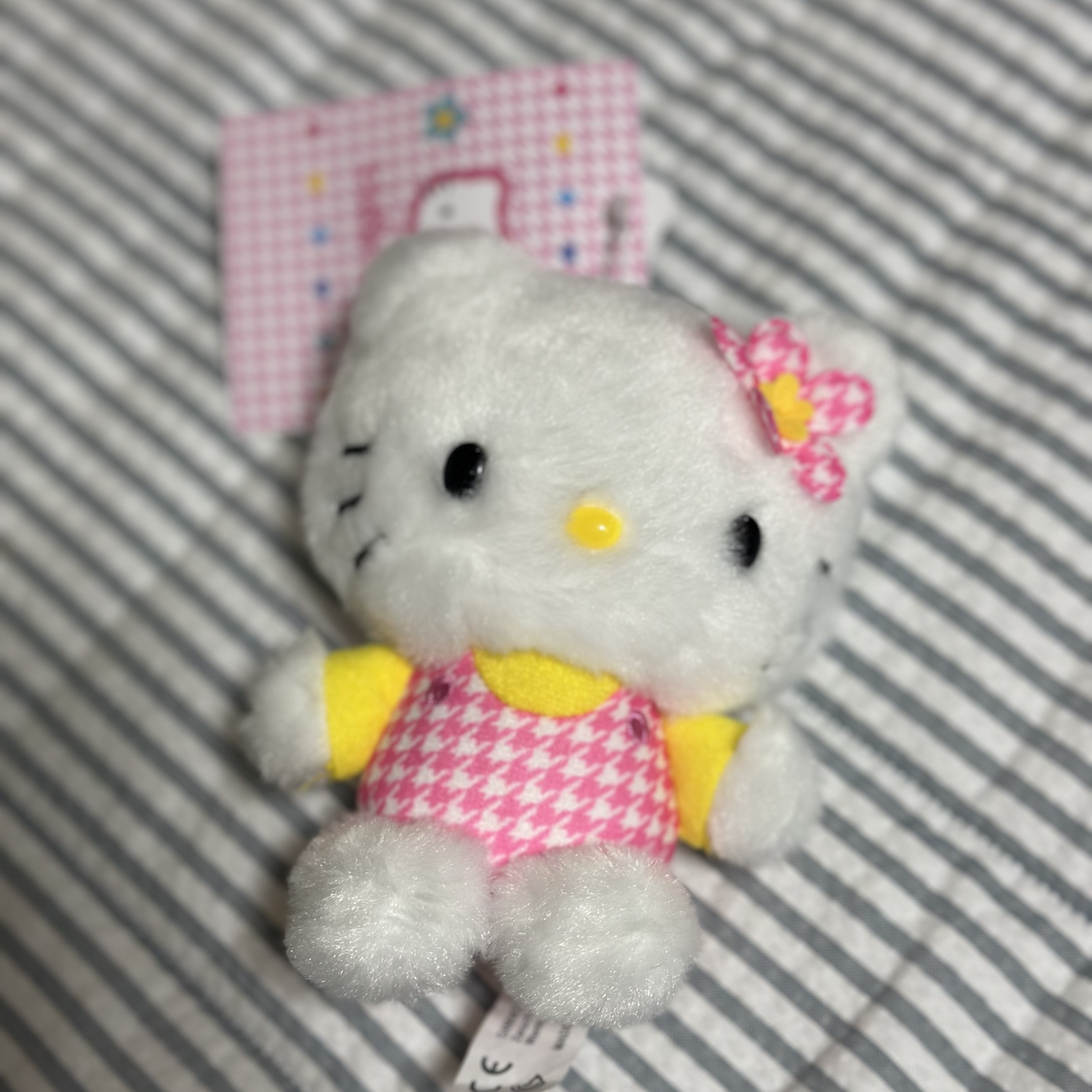 Sanrio Hello Kitty Floral Houndstooth Series Plush Mascot Keychain 착용 스타일