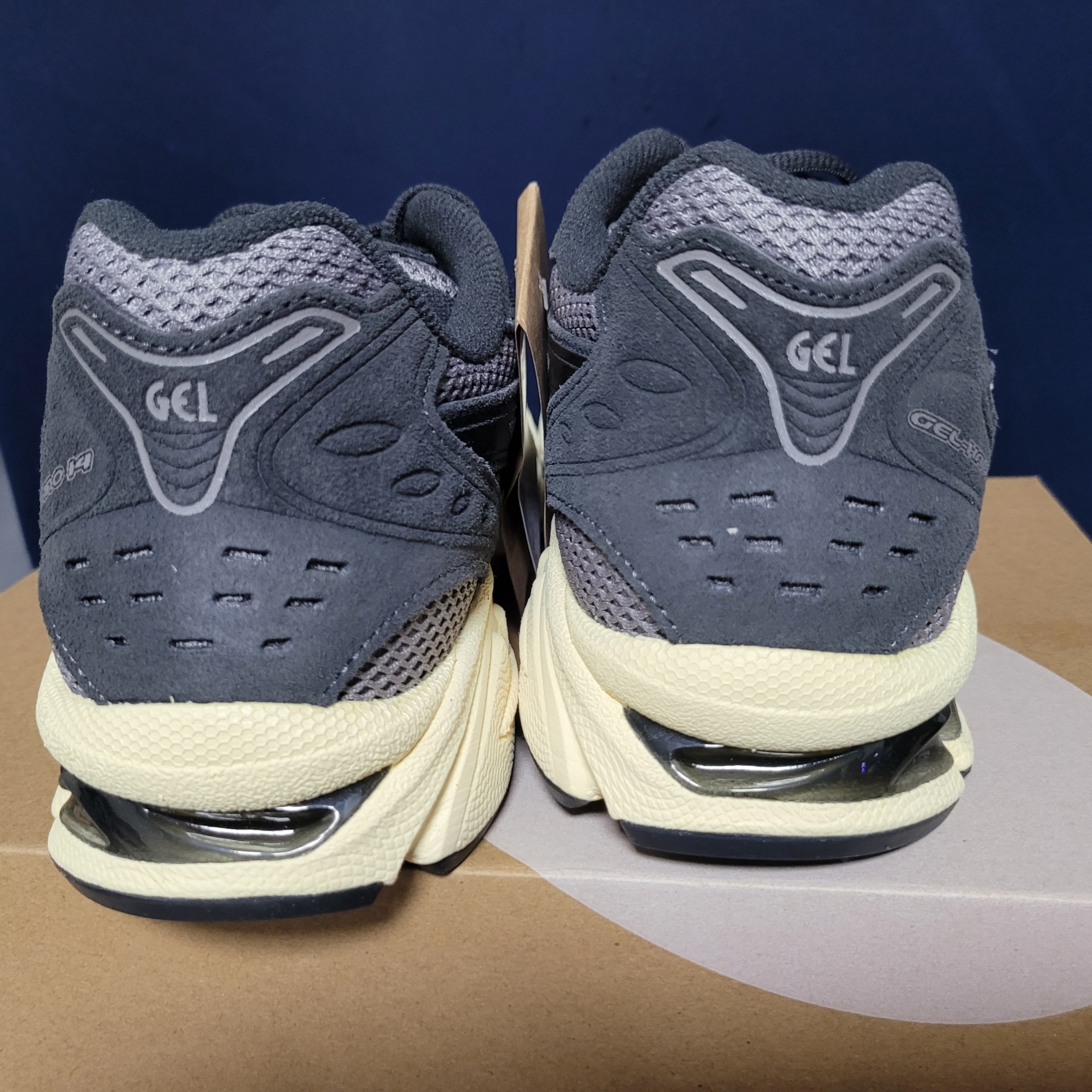 Asics Gel-Kayano 14 Clay Grey Black 착용 스타일 - 2
