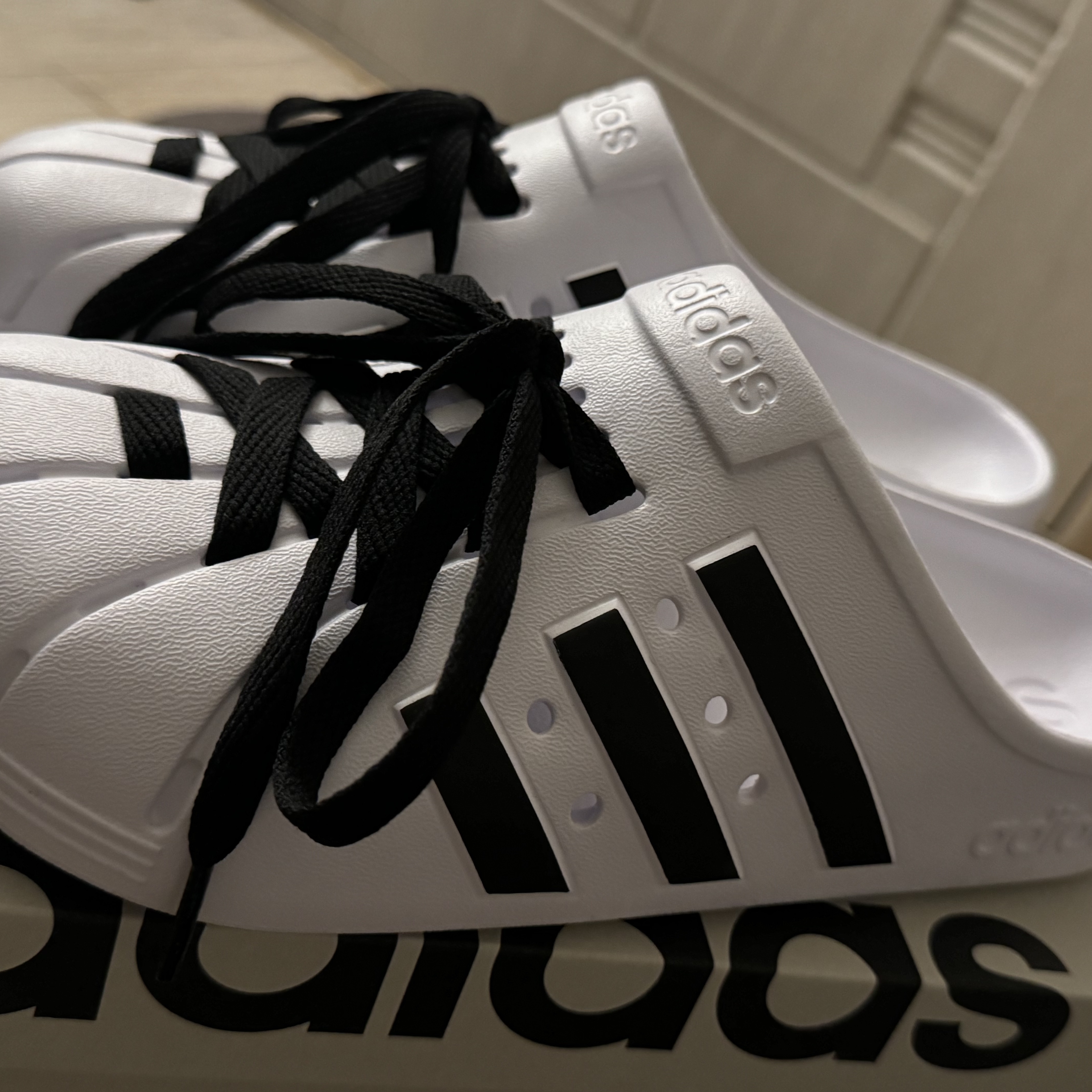 Adidas Adilette Clog White Black 착용 스타일