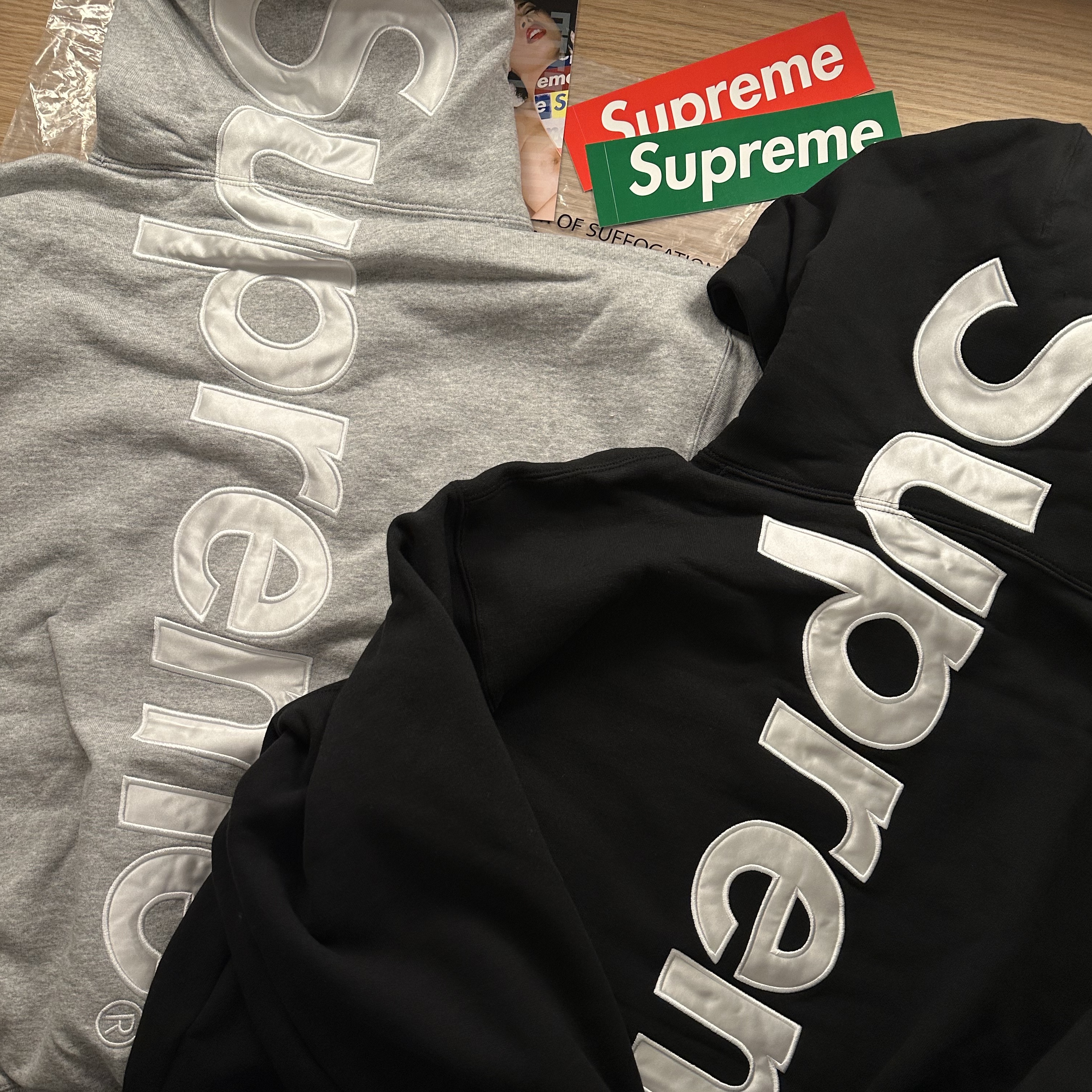 Supreme Satin Applique Hooded Sweatshirt Black - 24FW, Supreme Satin Applique Hooded Sweatshirt Heather Grey - 24FW 착용 스타일 - 1