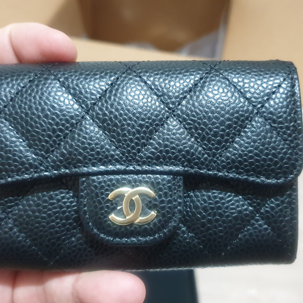 Chanel Classic Card Holder Grained Calfskin & Gold Black 착용 스타일 - 2