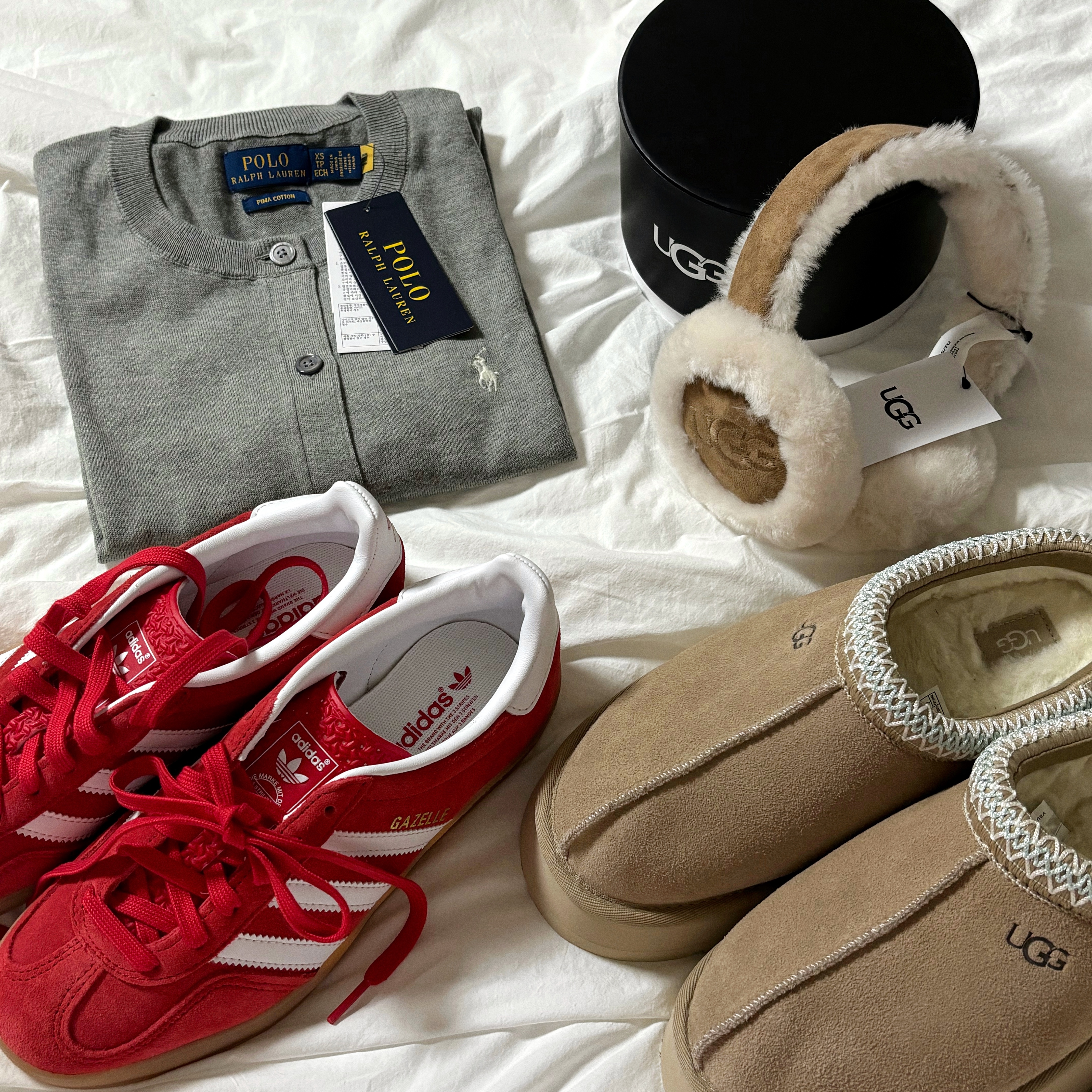 (W) UGG Tazz Slipper Sand, (W) UGG Embroidered Logo Earmuff Chestnut 착용 스타일